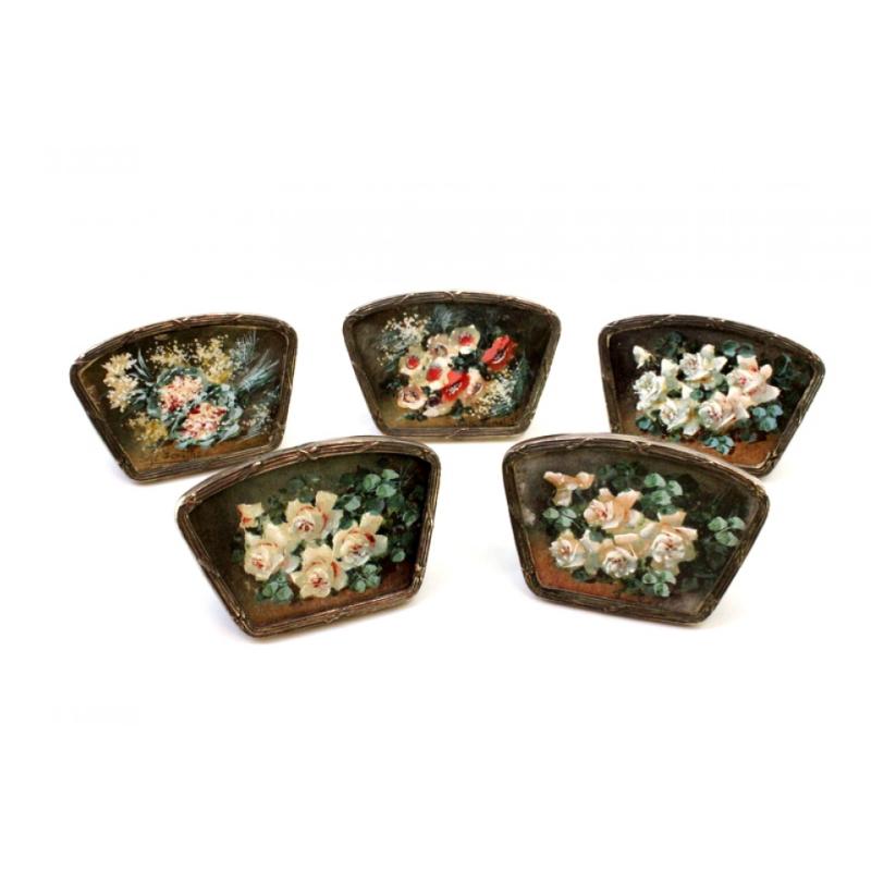 Set of five silver place markers with wraparound trim and support brackets im Angebot 1