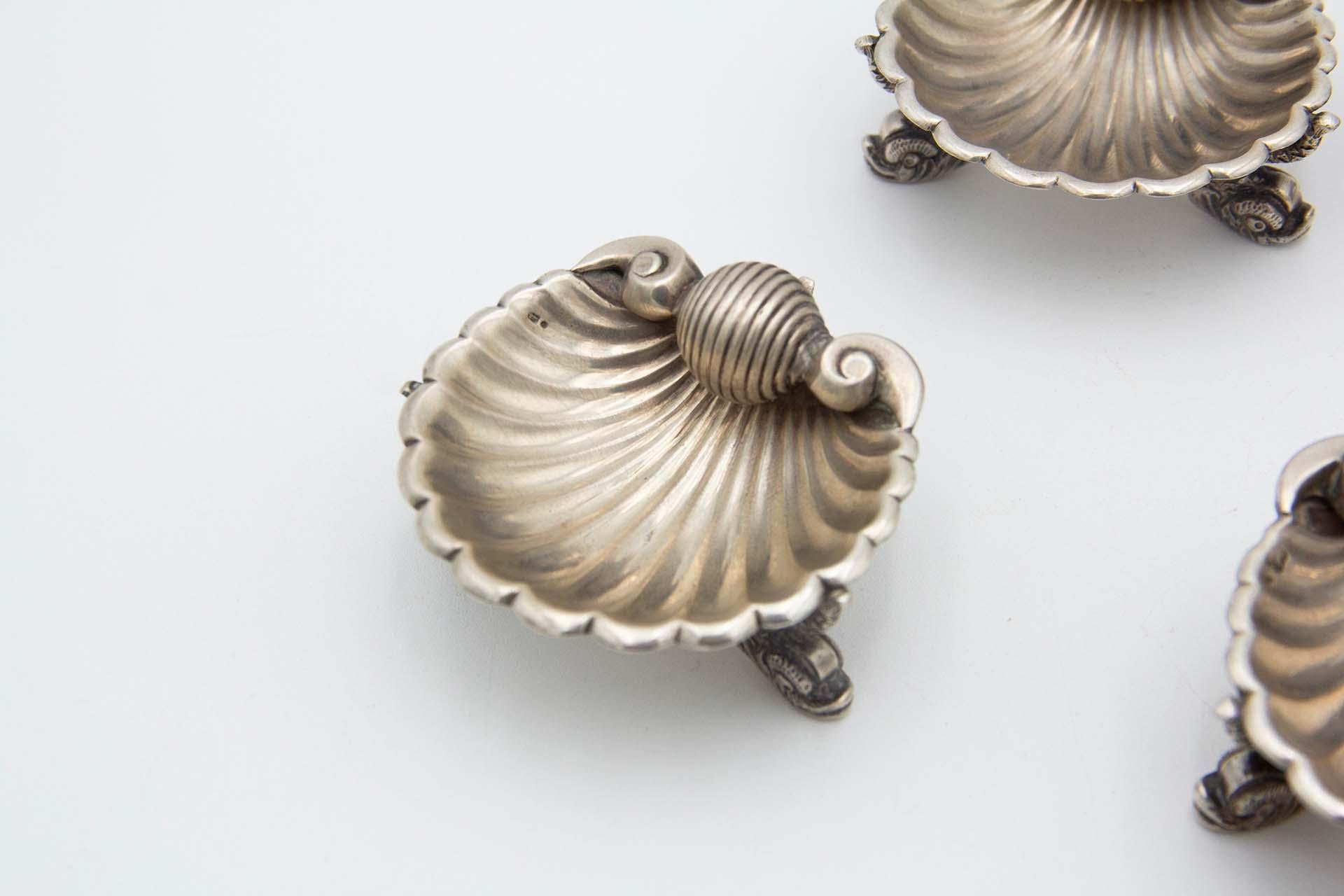 Beschreibung: Satz von fünf Silberringen in Form einer Muschel mit fischförmigen Füßen. Metall: Silber. Herkunft: Portugiesisch. Zeichen: stehender Adler. Gewicht: 359,94 Gramm. Abmessungen: 6,4 cm x 3,5 cm. Inhalt: 833/1000. Prüfzeichen: Ja,