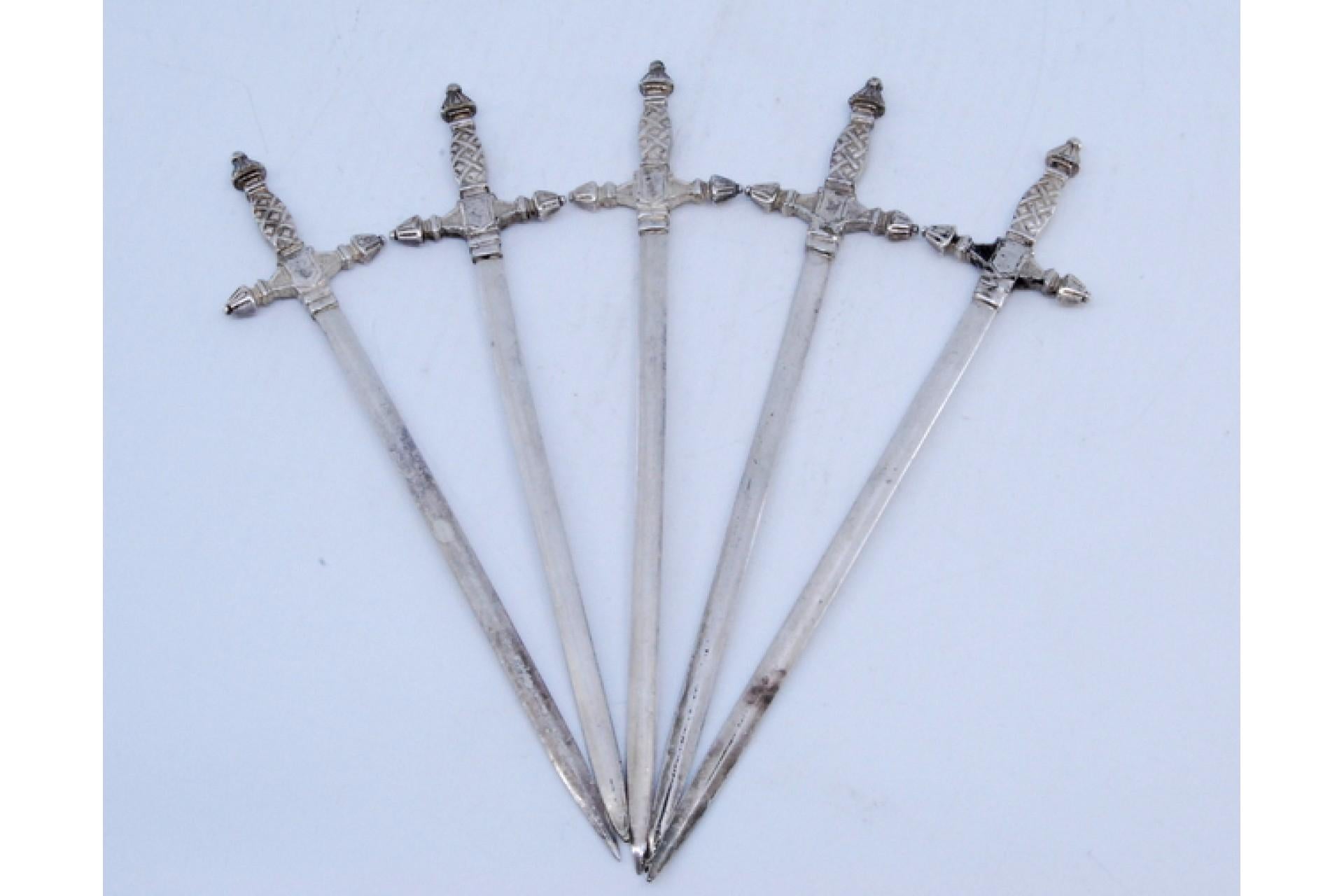 Set of five silver swords with relief on the hilt In Good Condition For Sale In Porto, PT
