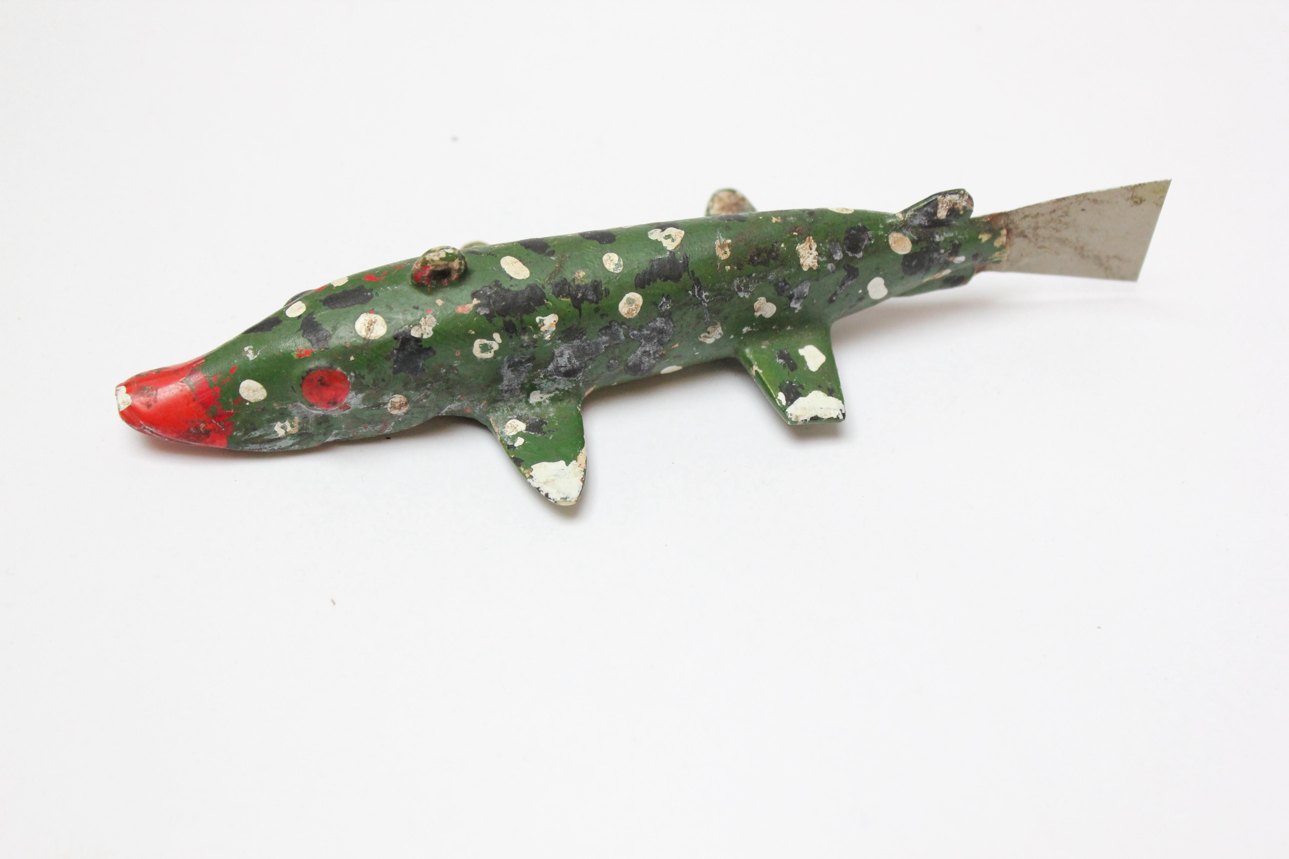 Ensemble de cinq petits objets décoratifs à poissons d'art populaire américain Abîmé - En vente à Brooklyn, NY