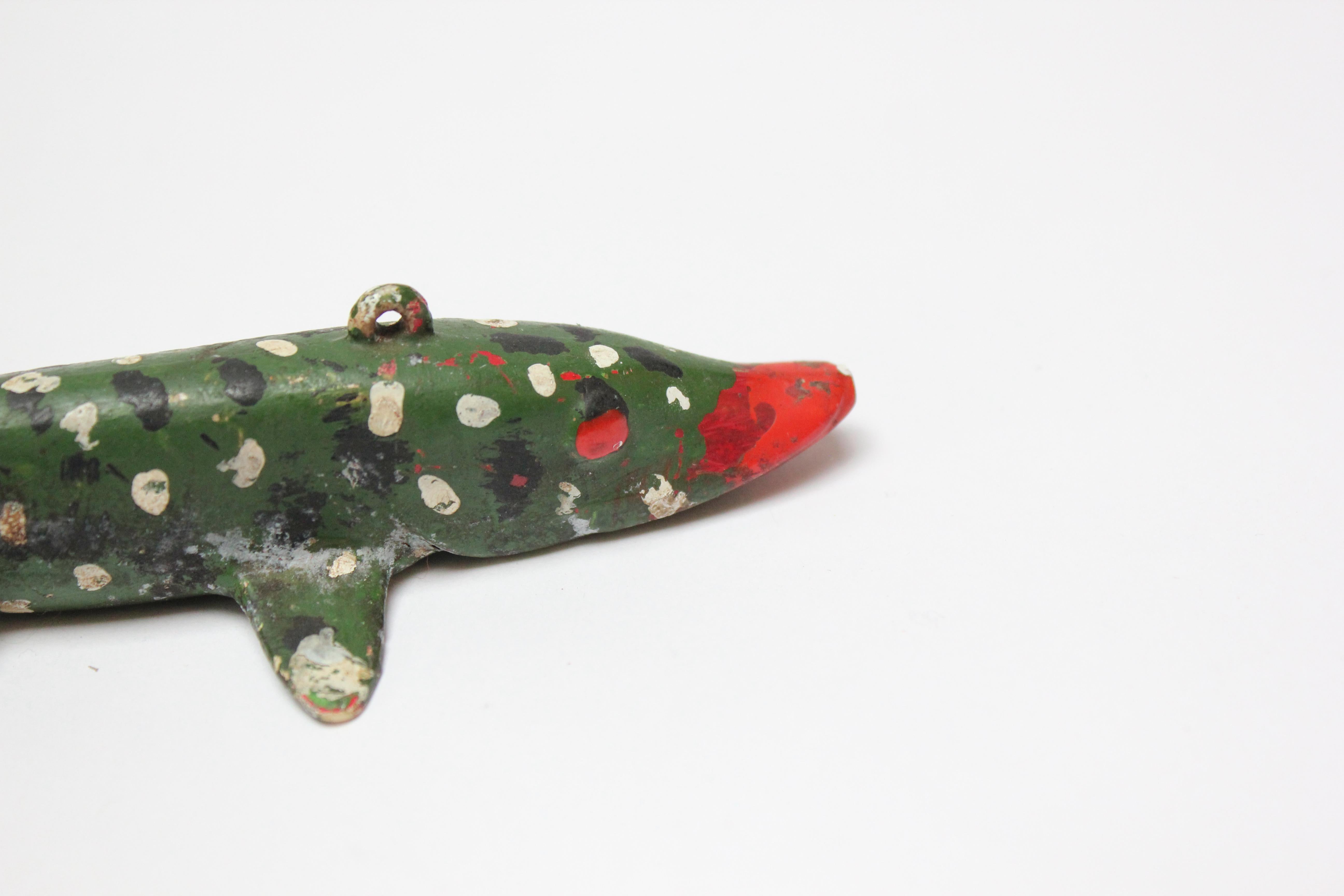 Milieu du XXe siècle Ensemble de cinq petits objets décoratifs à poissons d'art populaire américain en vente