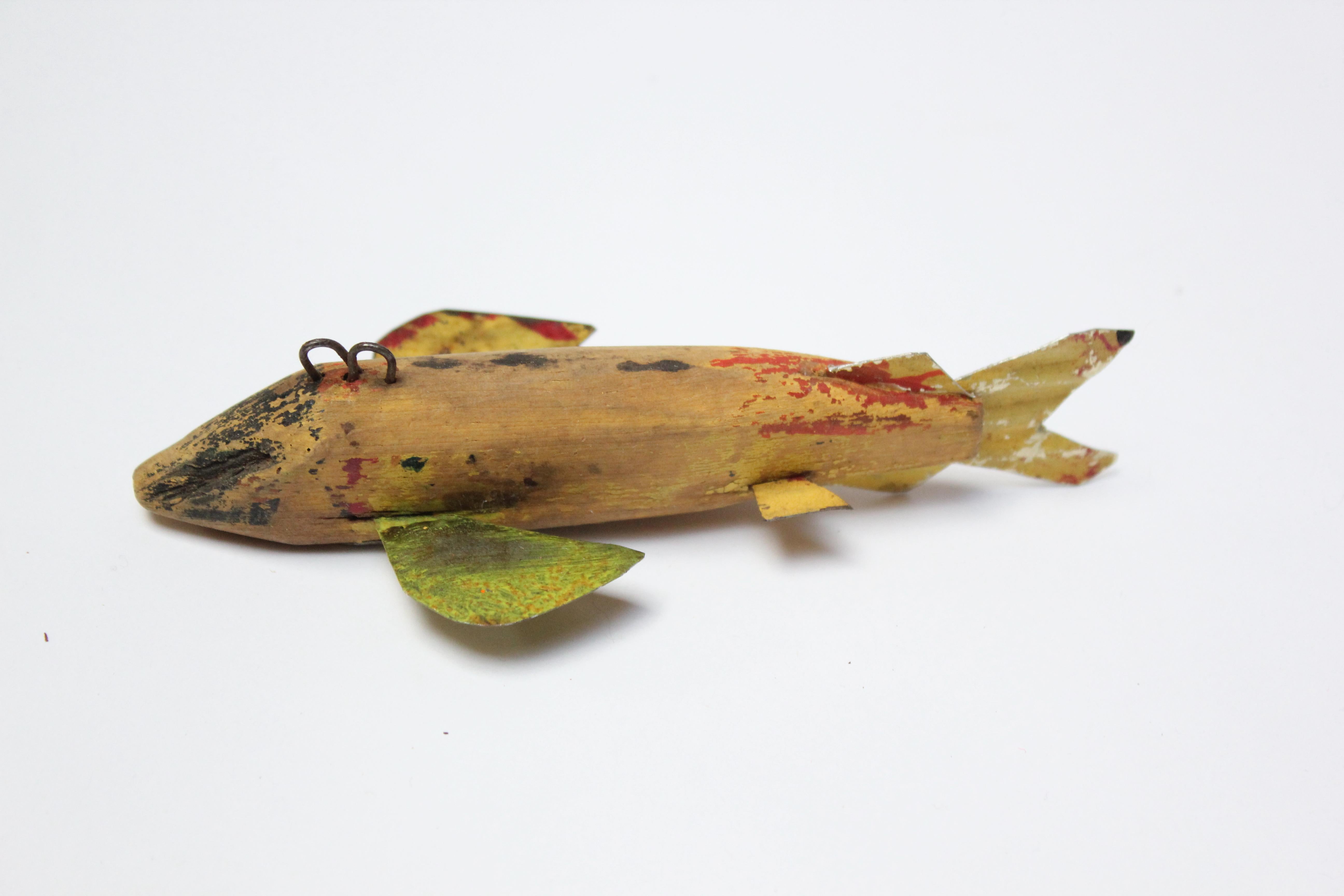 Ensemble de cinq petits objets décoratifs à poissons d'art populaire américain en vente 11