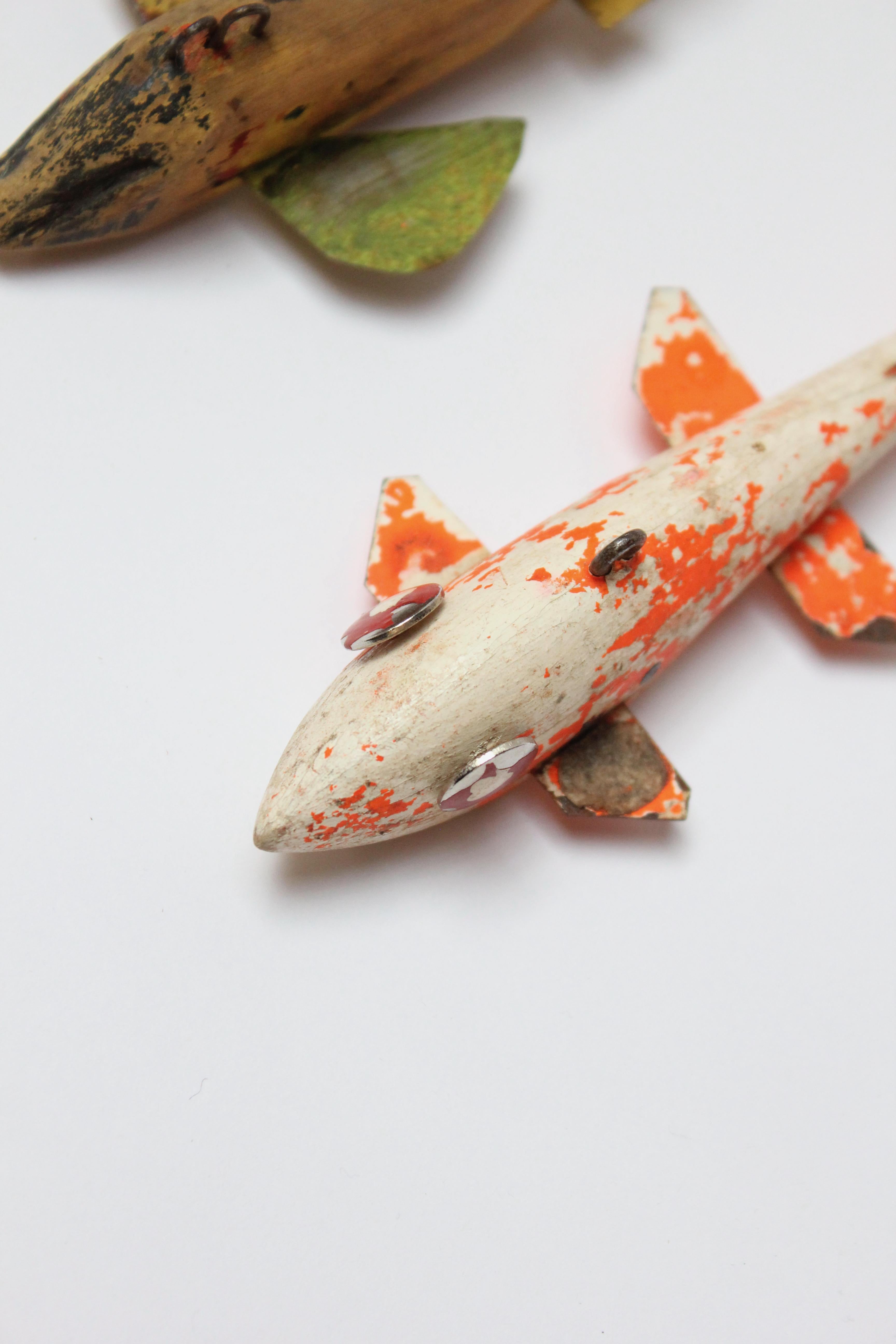 Ensemble de cinq petits objets décoratifs à poissons d'art populaire américain en vente 6