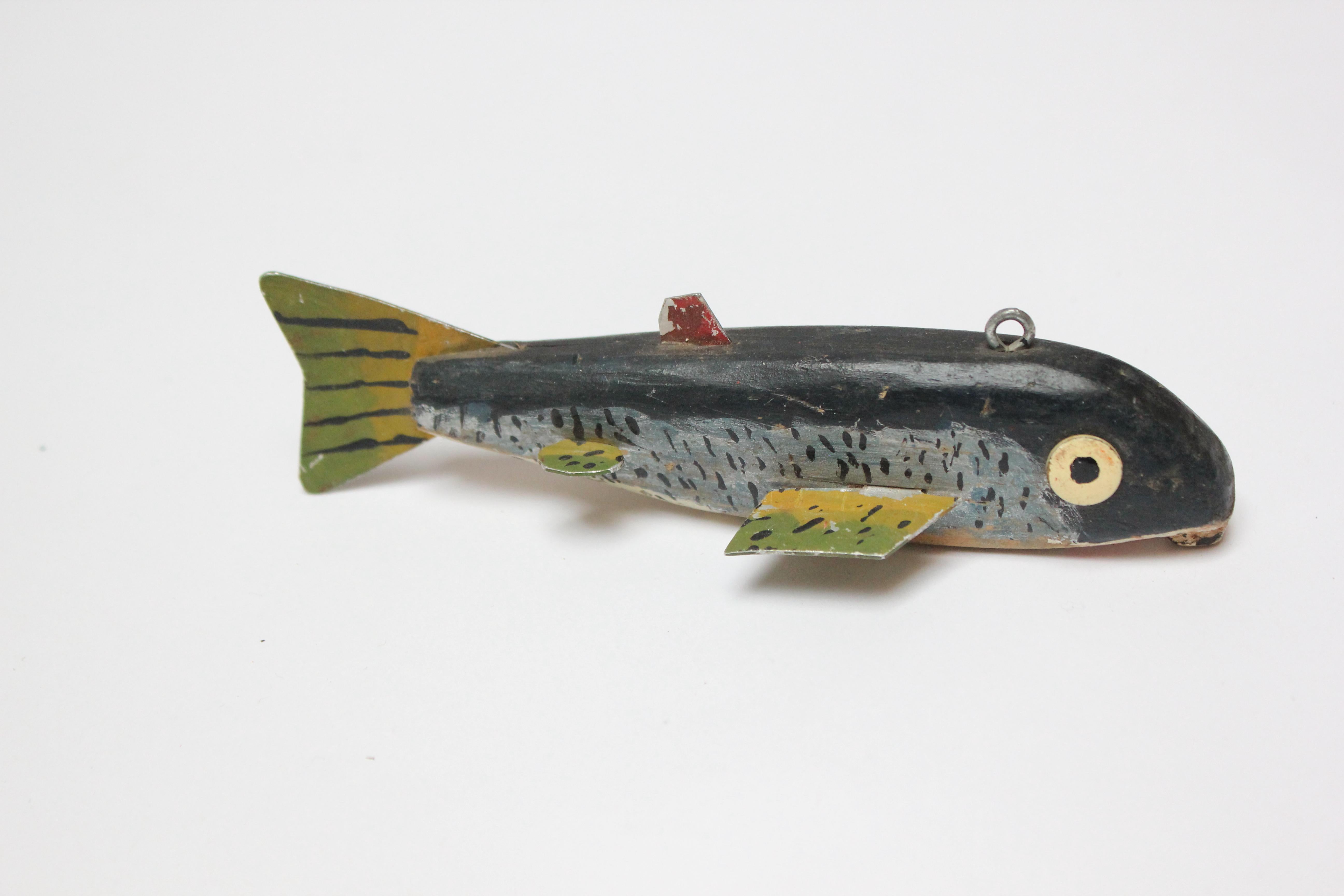 Artisanat Ensemble de cinq petits objets décoratifs à poissons d'art populaire américain en vente