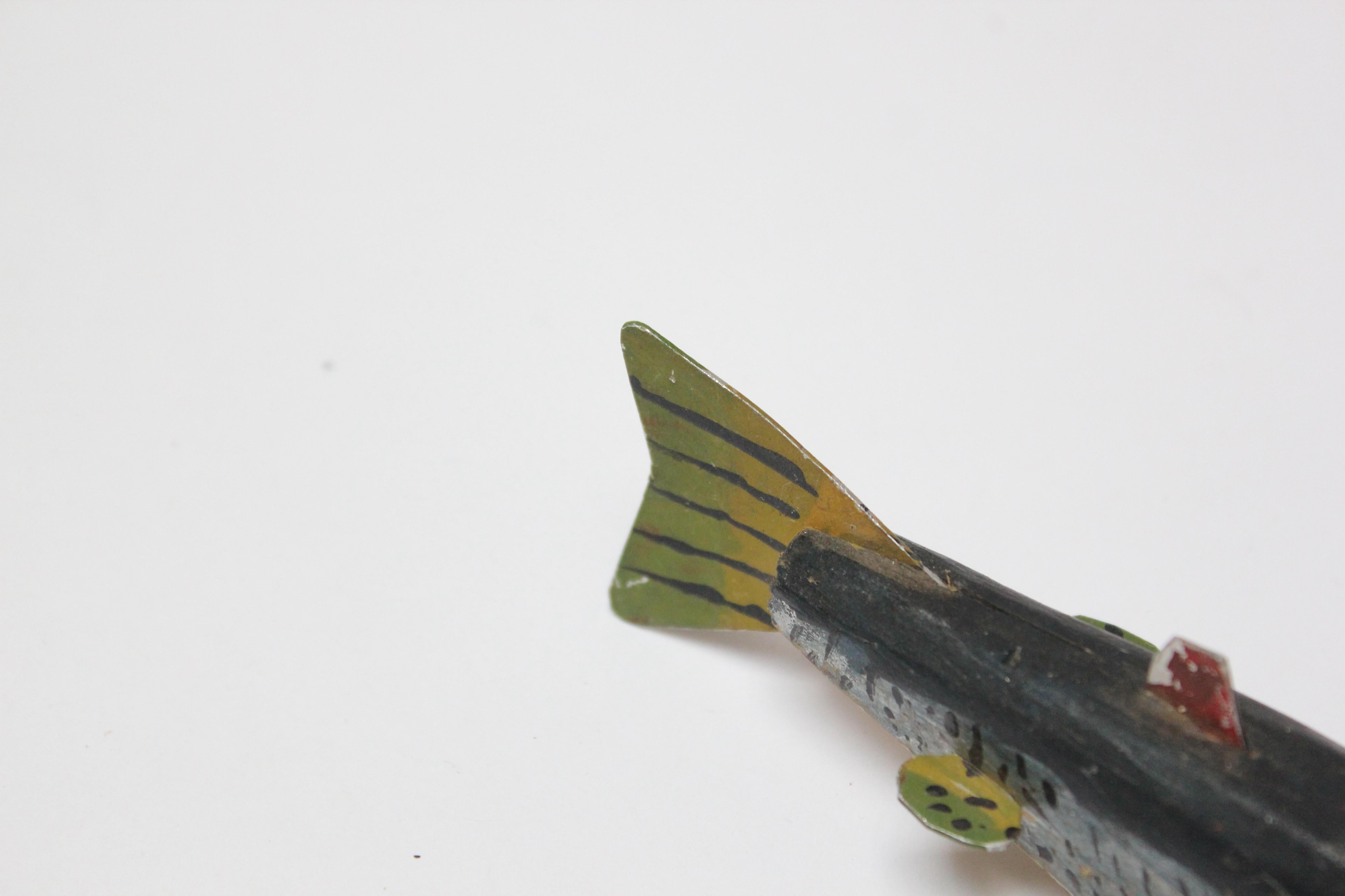 Ensemble de cinq petits objets décoratifs à poissons d'art populaire américain en vente 8