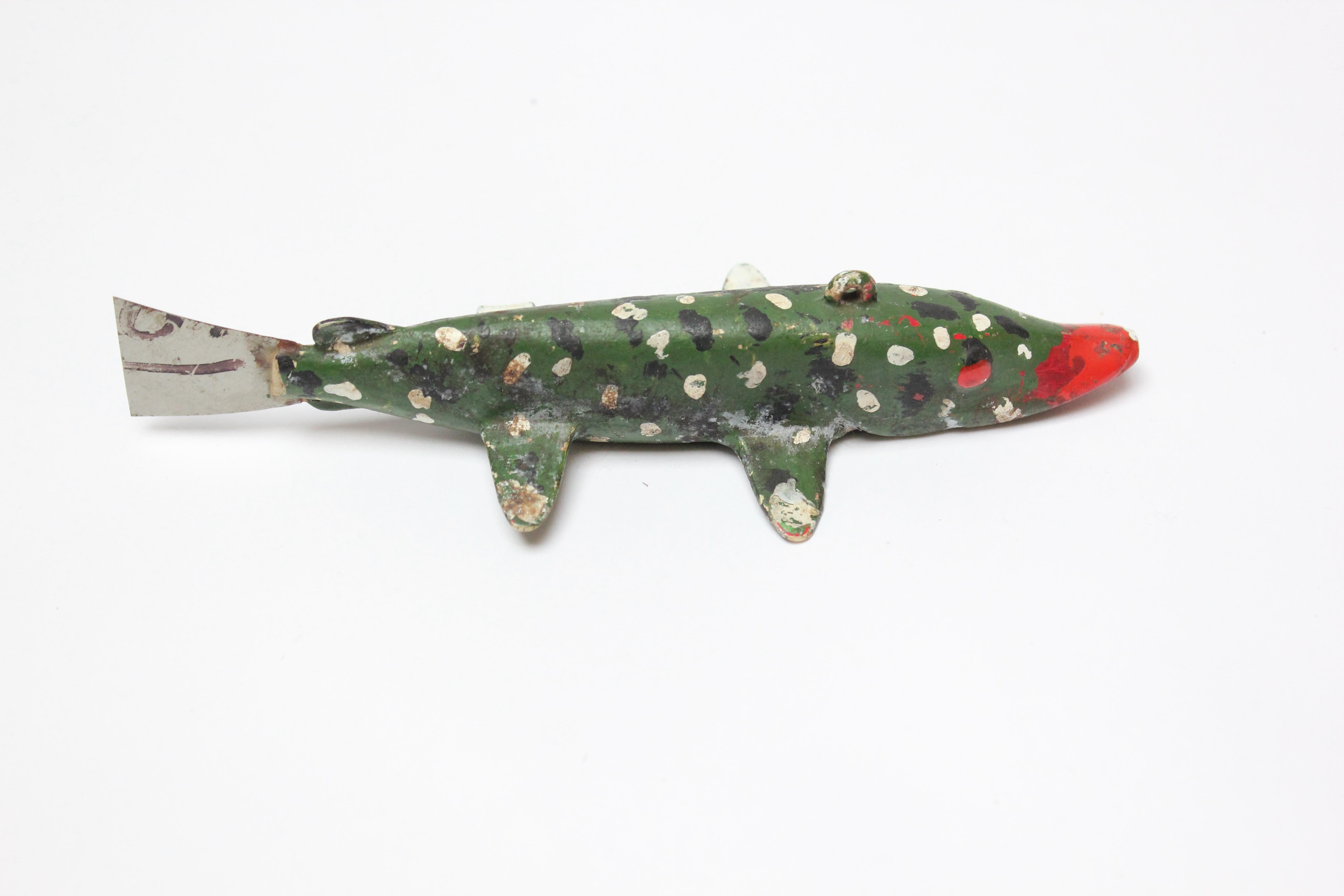 Ensemble de cinq petits objets décoratifs à poissons d'art populaire américain en vente 9