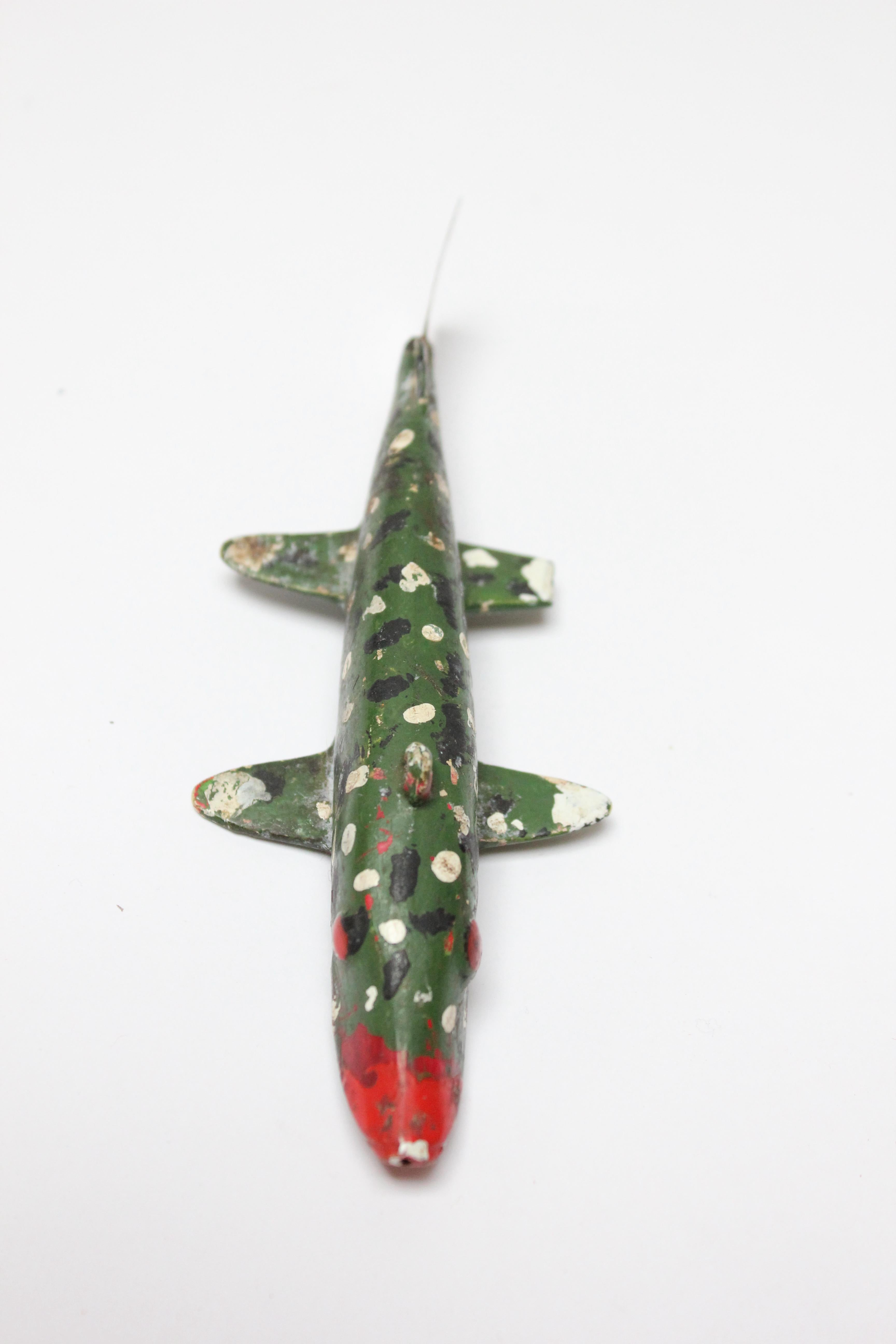 Ensemble de cinq petits objets décoratifs à poissons d'art populaire américain en vente 12
