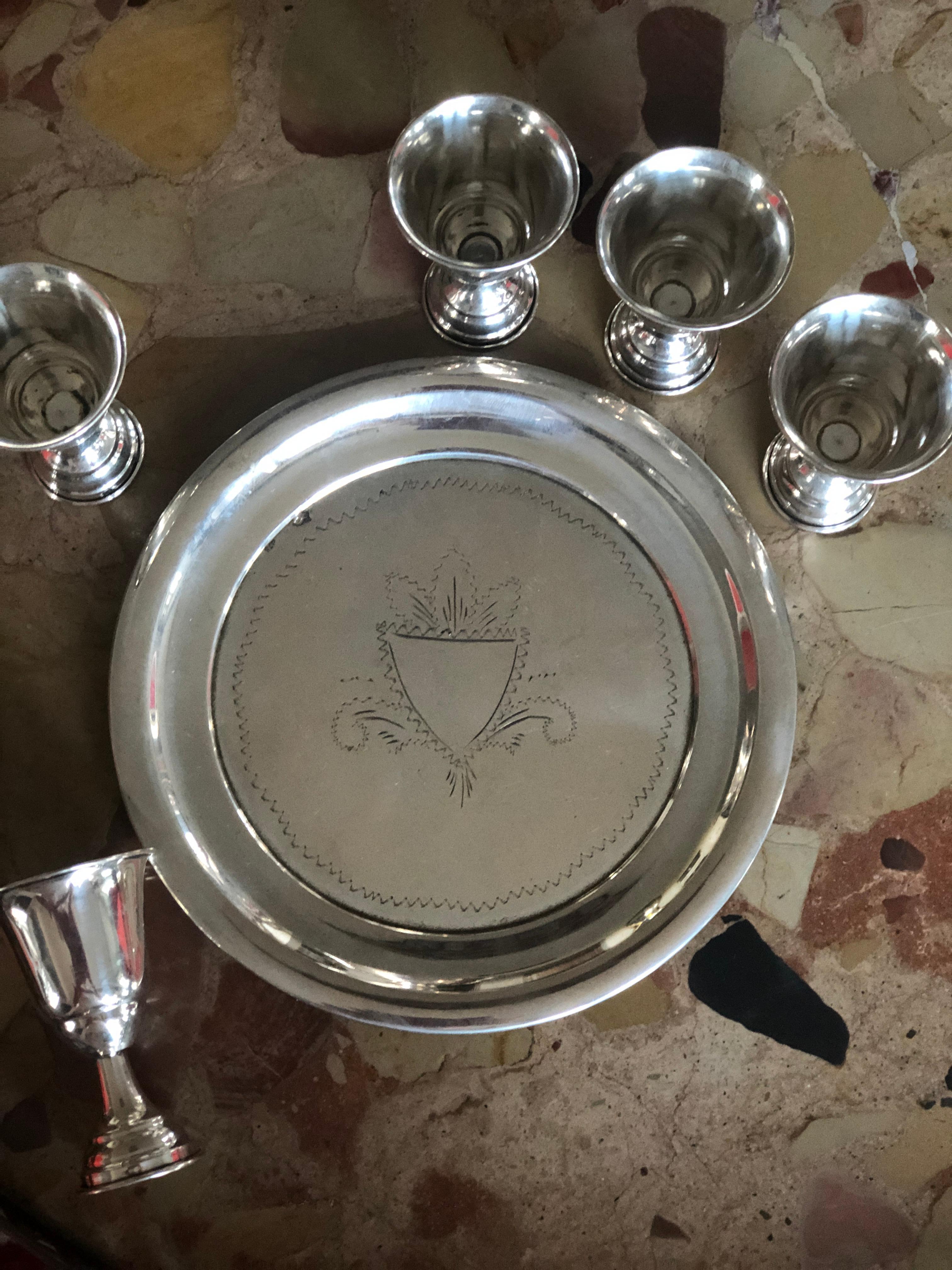 Set di cinque piccole tazze d'argento e un vassoio da portata in argento In condizioni buone in vendita a Sofia, BG