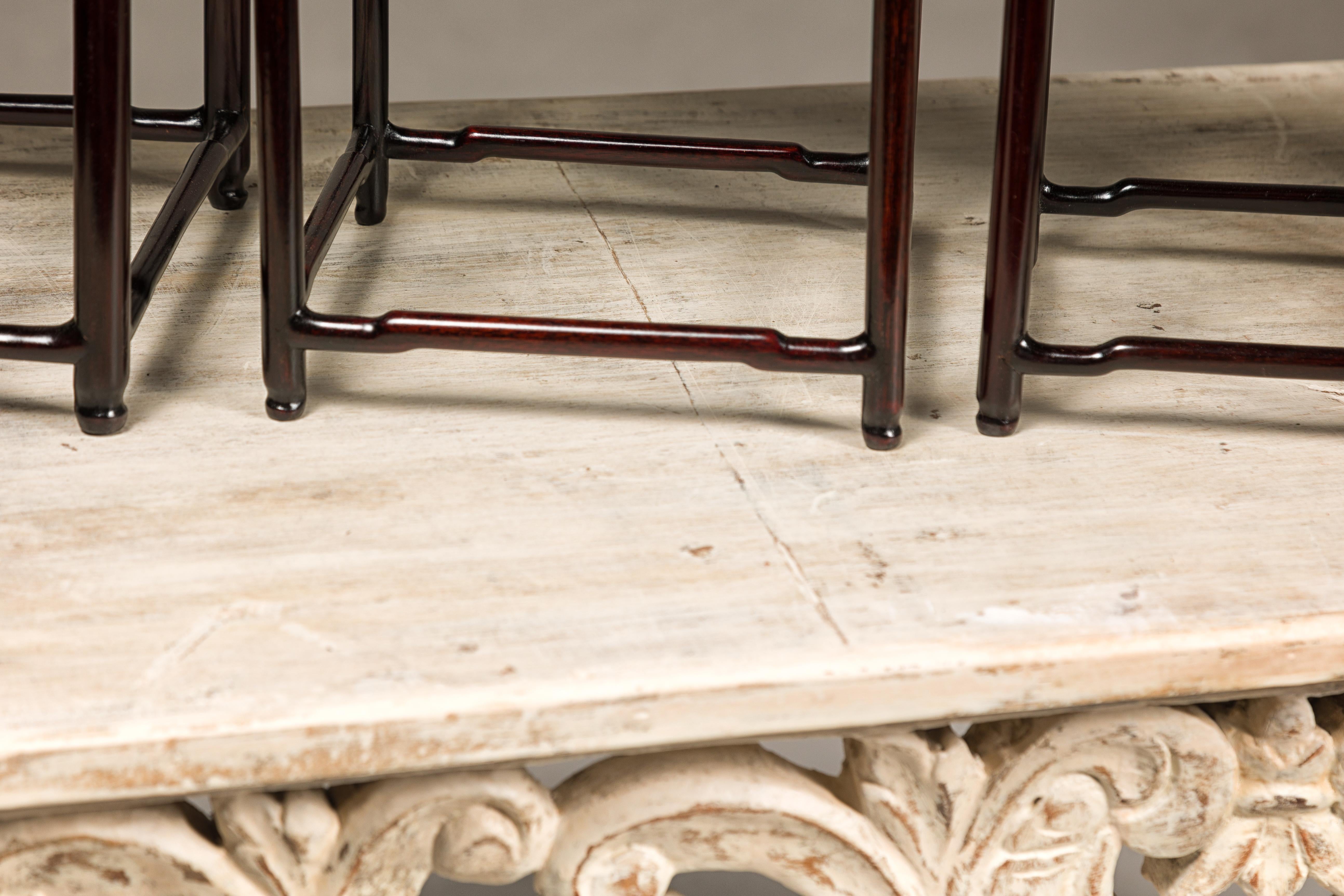 Ensemble de cinq tables gigognes de petite taille en bois de rose foncé avec brancards en vente 3