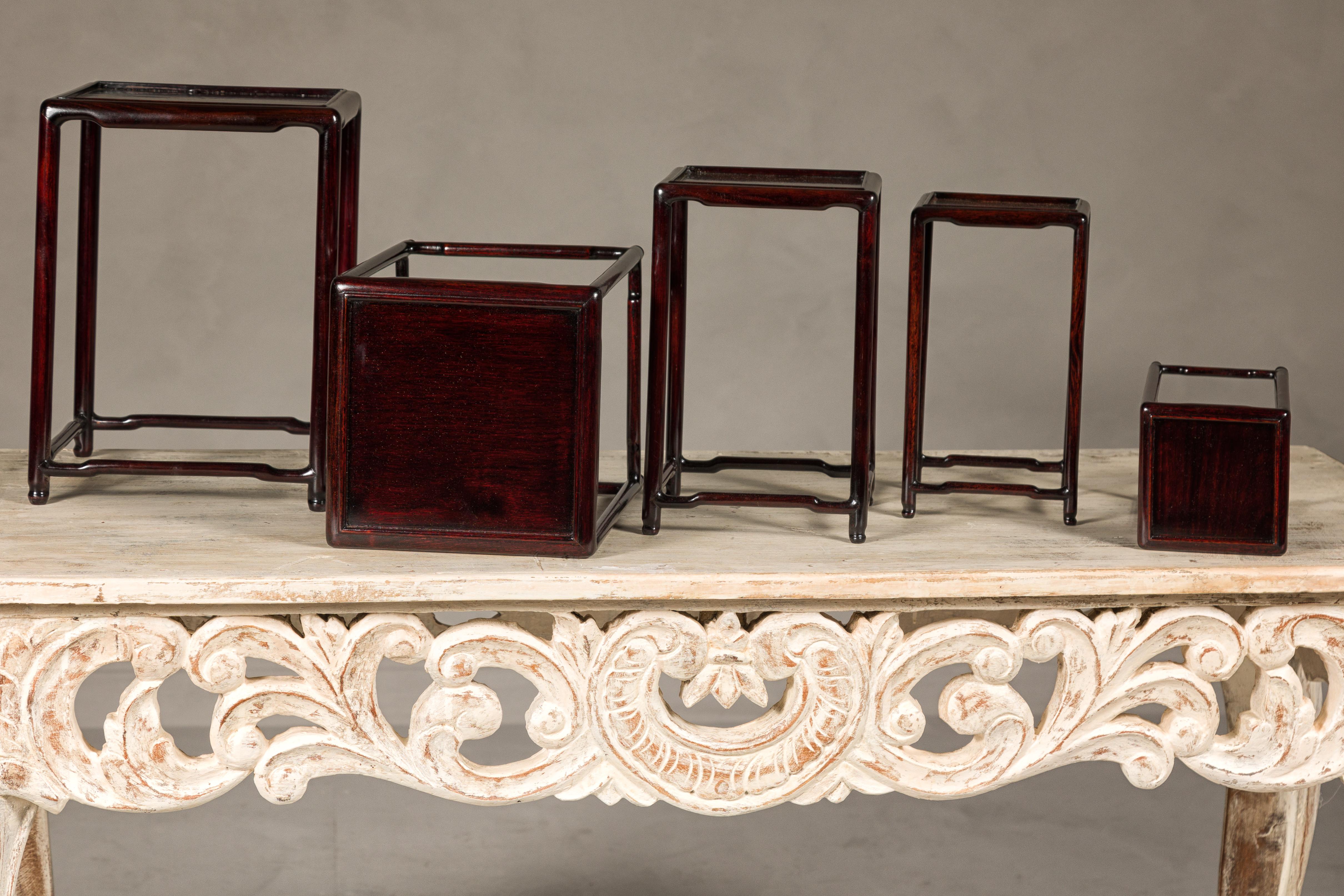 Ensemble de cinq tables gigognes de petite taille en bois de rose foncé avec brancards en vente 4