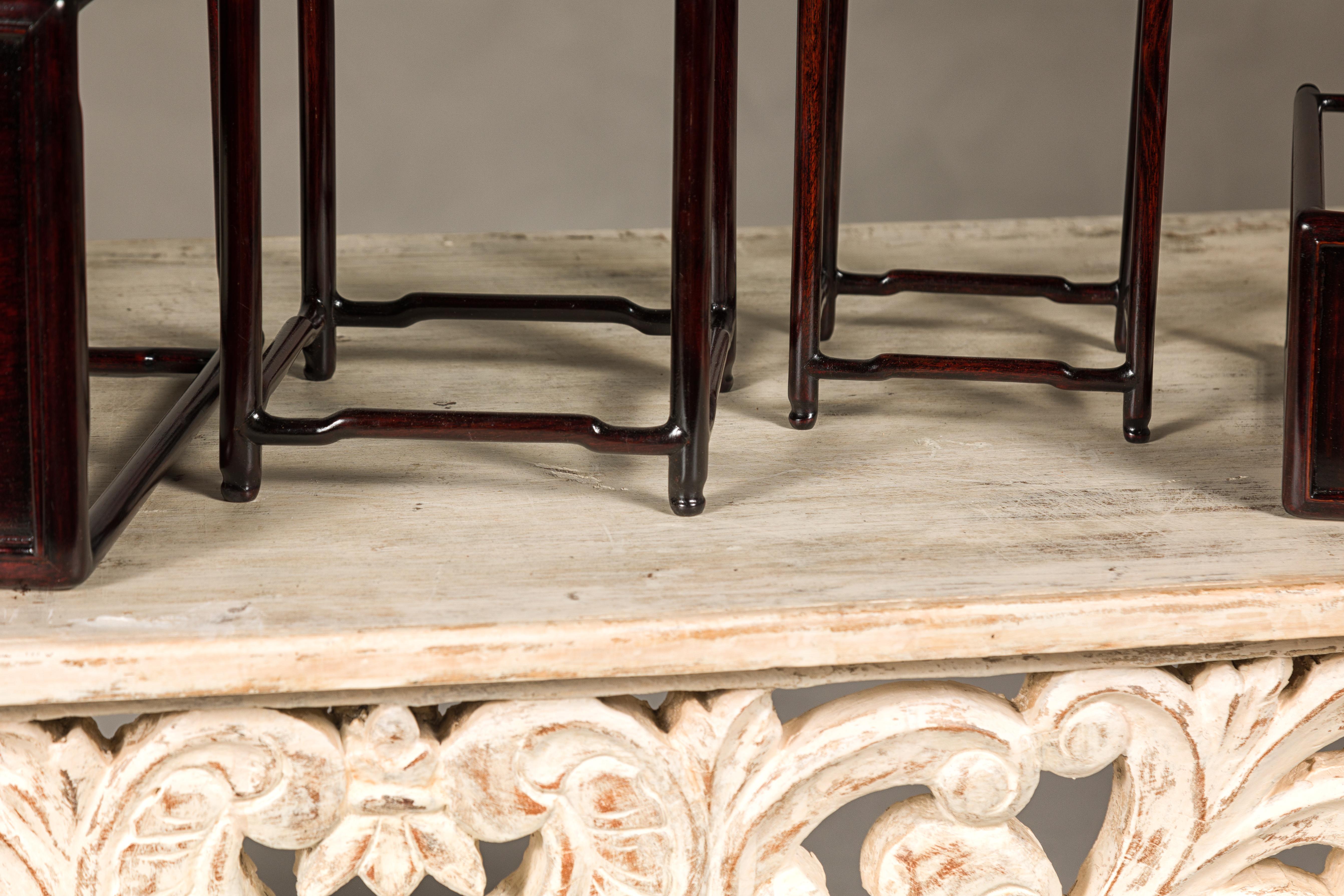 Ensemble de cinq tables gigognes de petite taille en bois de rose foncé avec brancards en vente 5