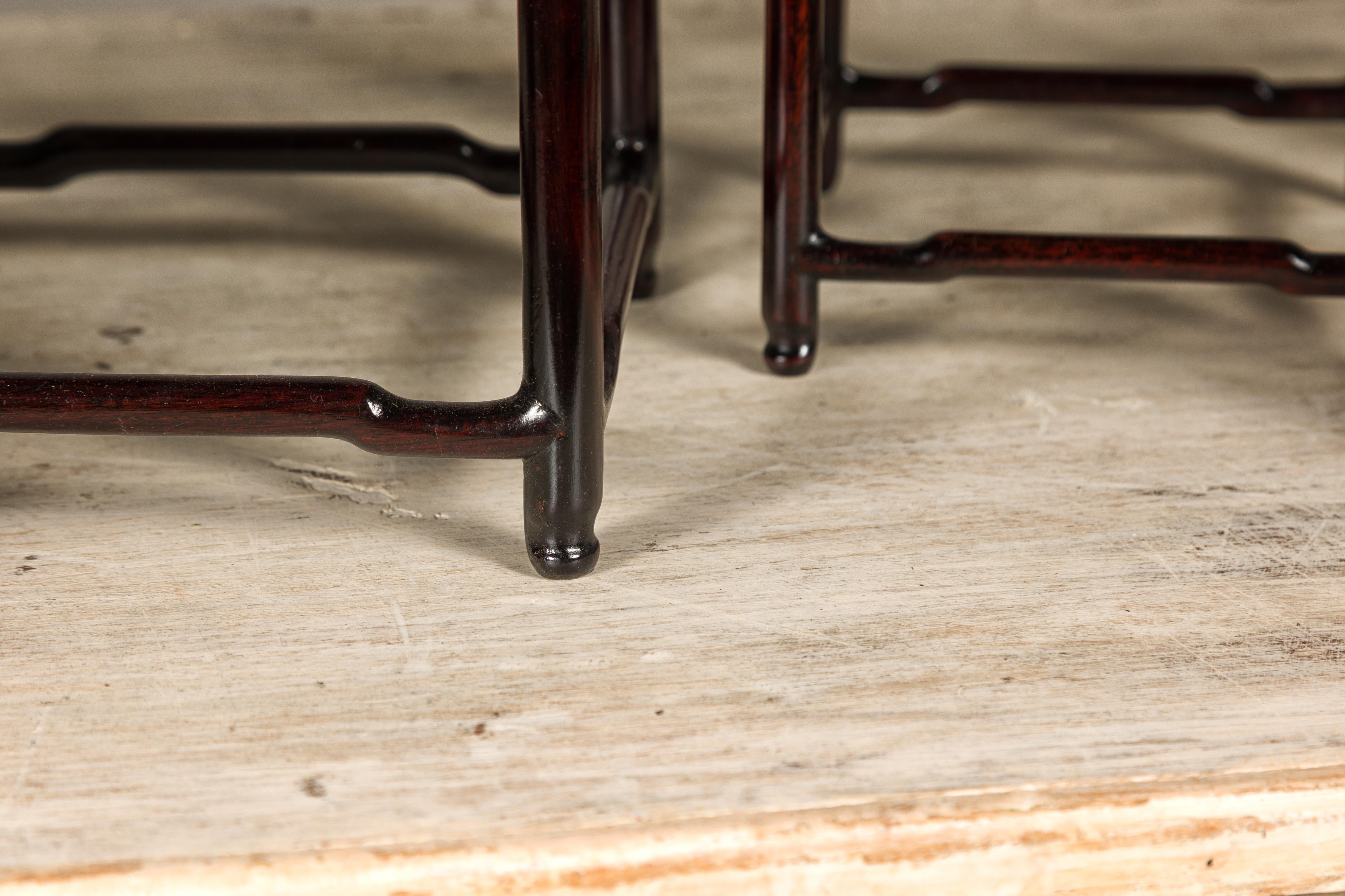 Ensemble de cinq tables gigognes de petite taille en bois de rose foncé avec brancards en vente 6