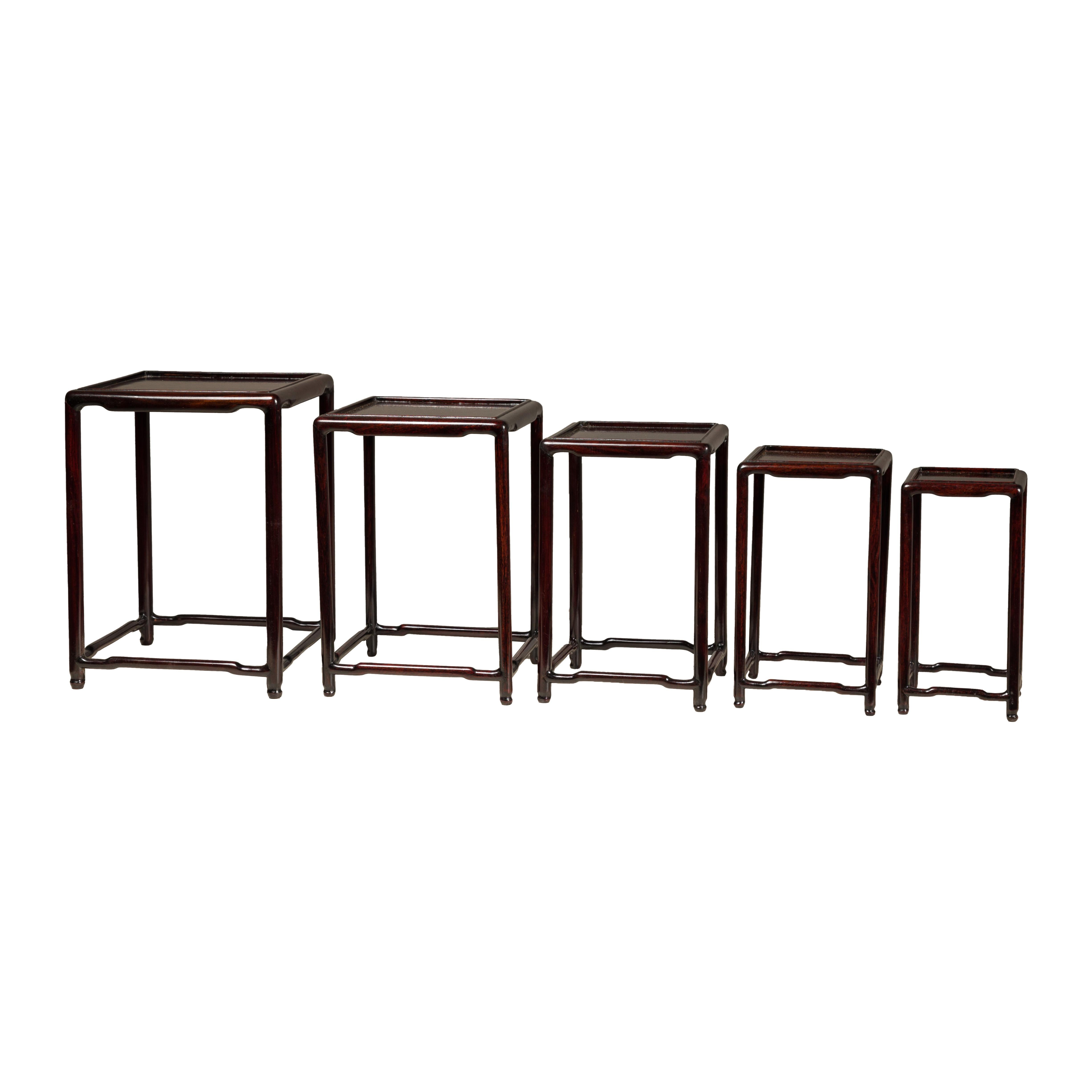 Ensemble de cinq tables gigognes de petite taille en bois de rose foncé avec brancards en vente 7