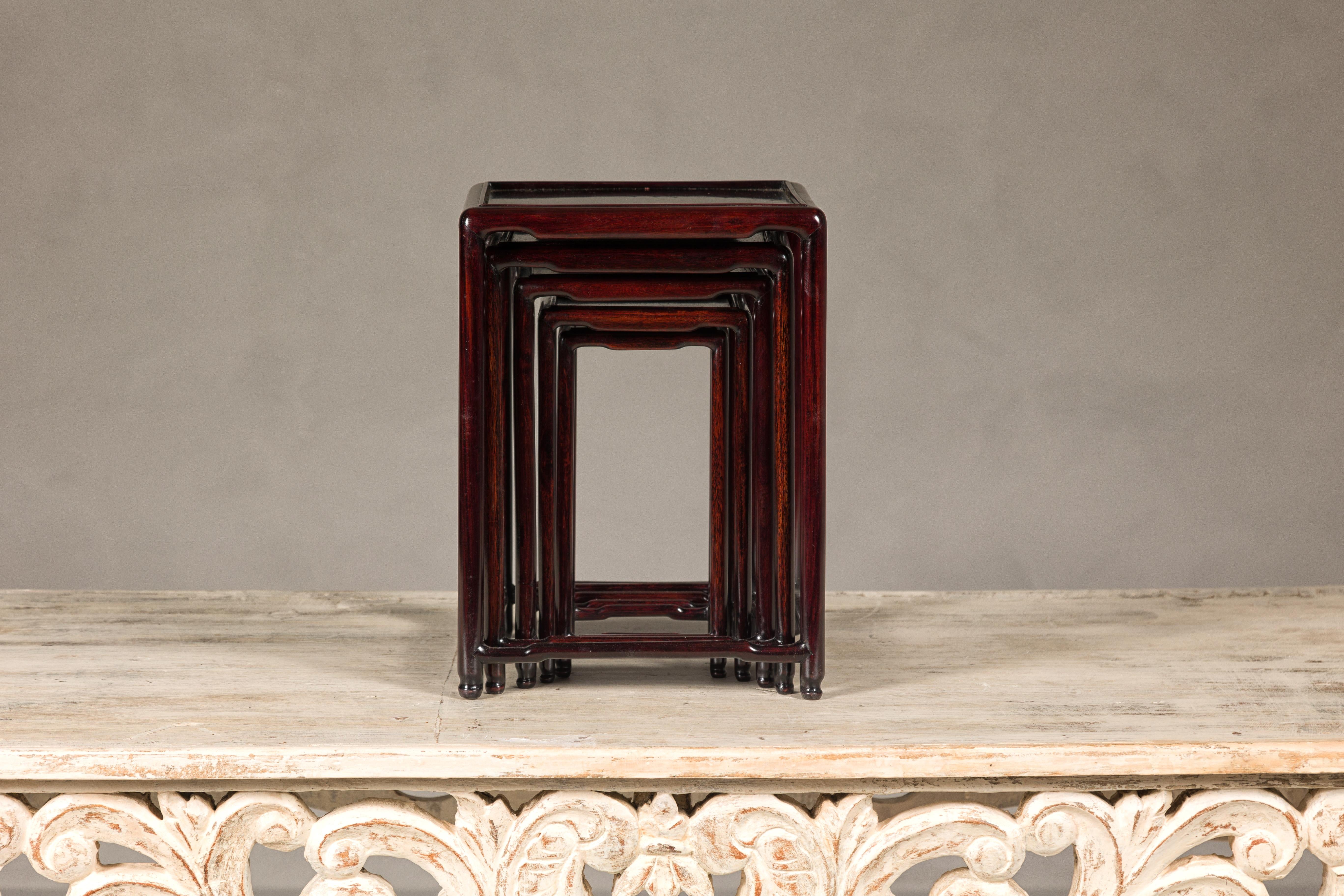 Asiatique Ensemble de cinq tables gigognes de petite taille en bois de rose foncé avec brancards en vente
