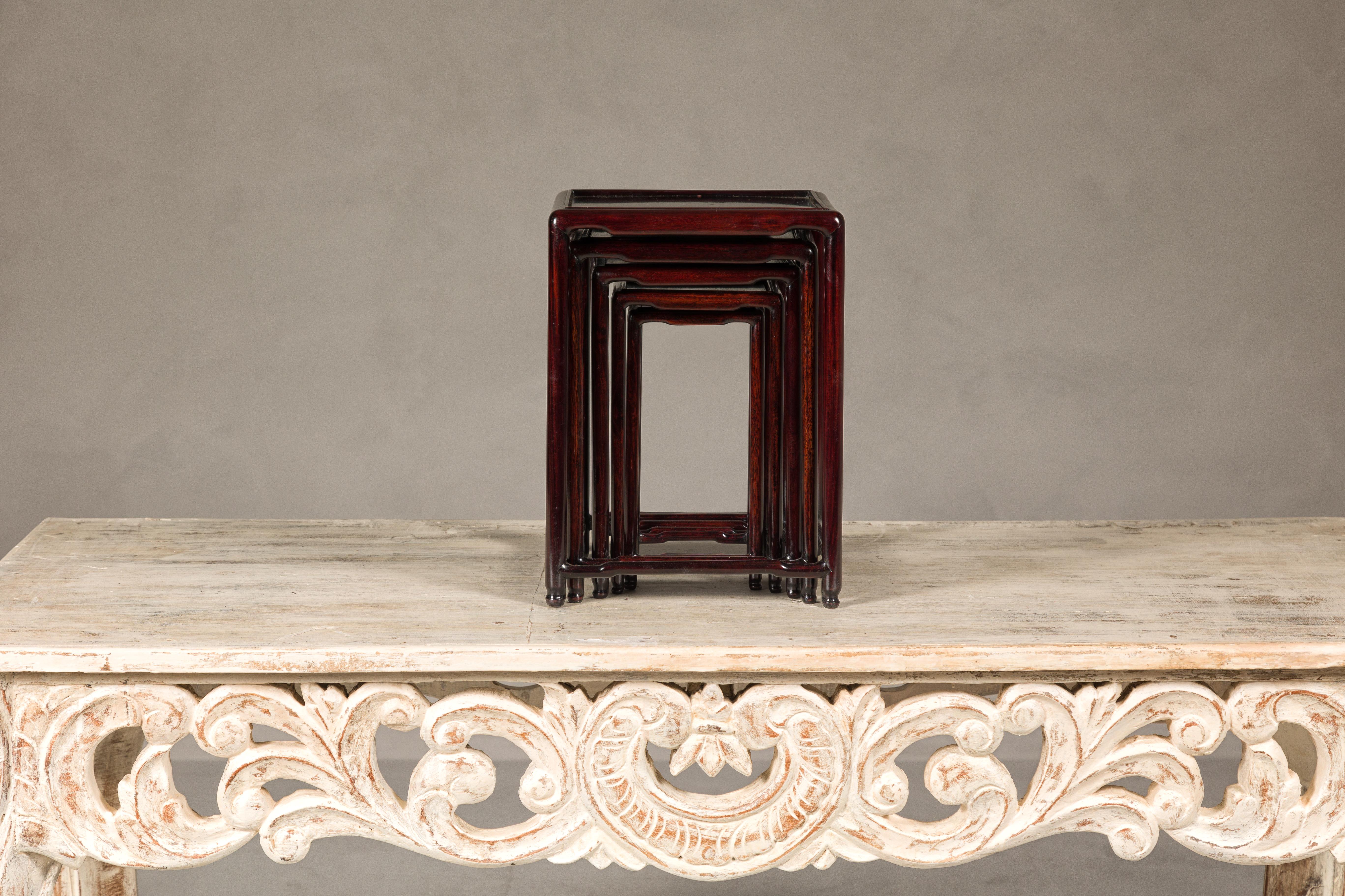 Sculpté Ensemble de cinq tables gigognes de petite taille en bois de rose foncé avec brancards en vente