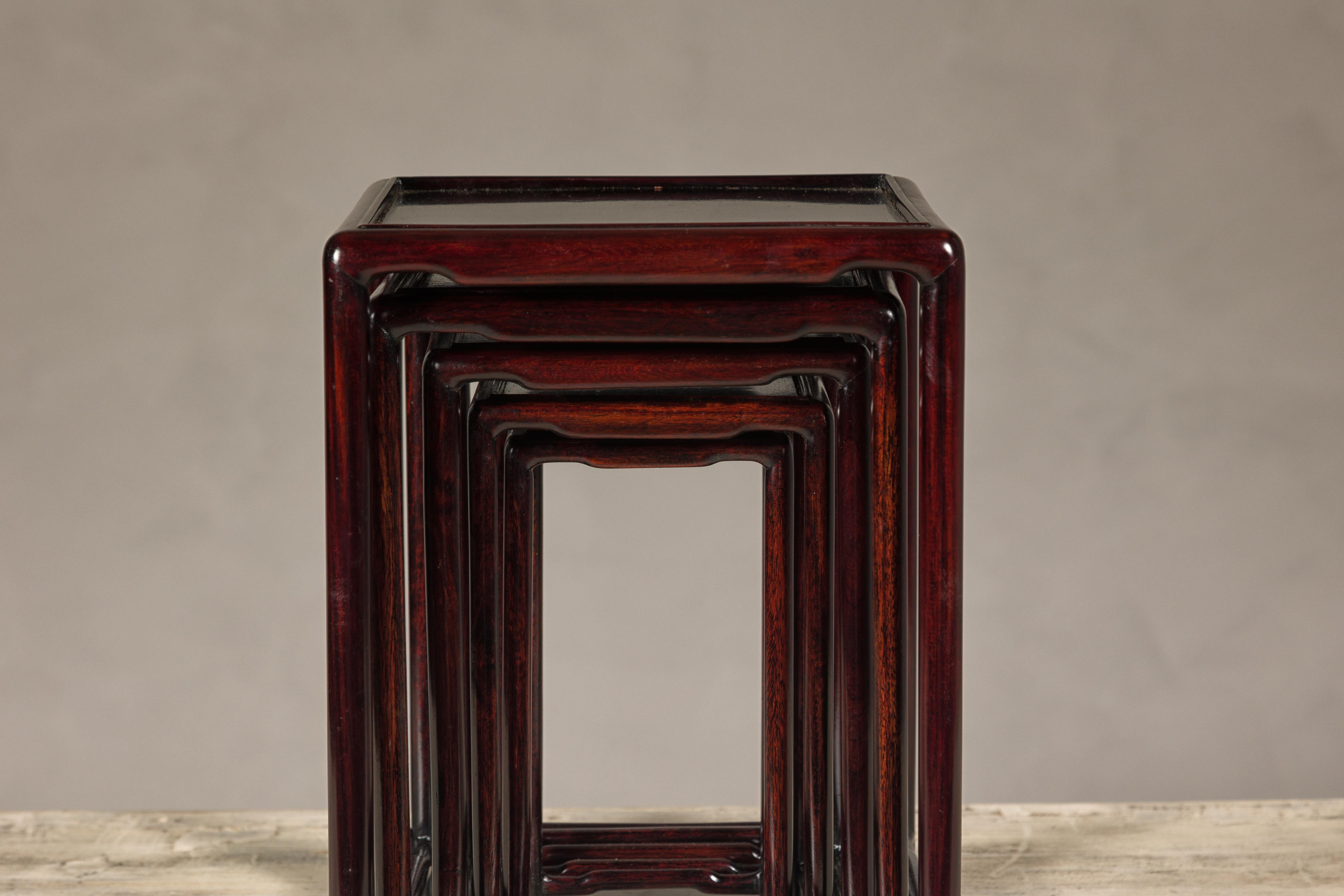 Ensemble de cinq tables gigognes de petite taille en bois de rose foncé avec brancards Bon état - En vente à Yonkers, NY