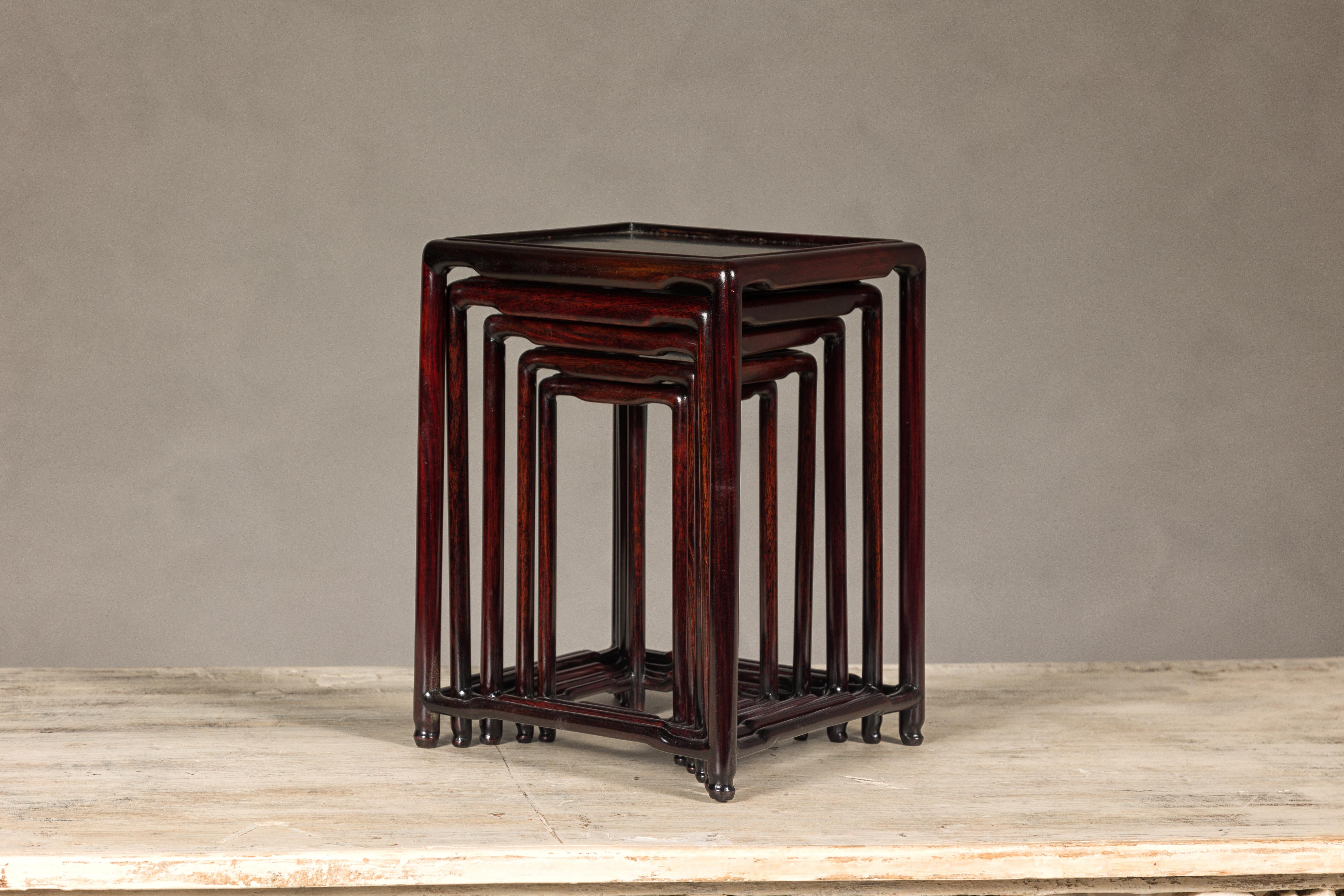 20ième siècle Ensemble de cinq tables gigognes de petite taille en bois de rose foncé avec brancards en vente