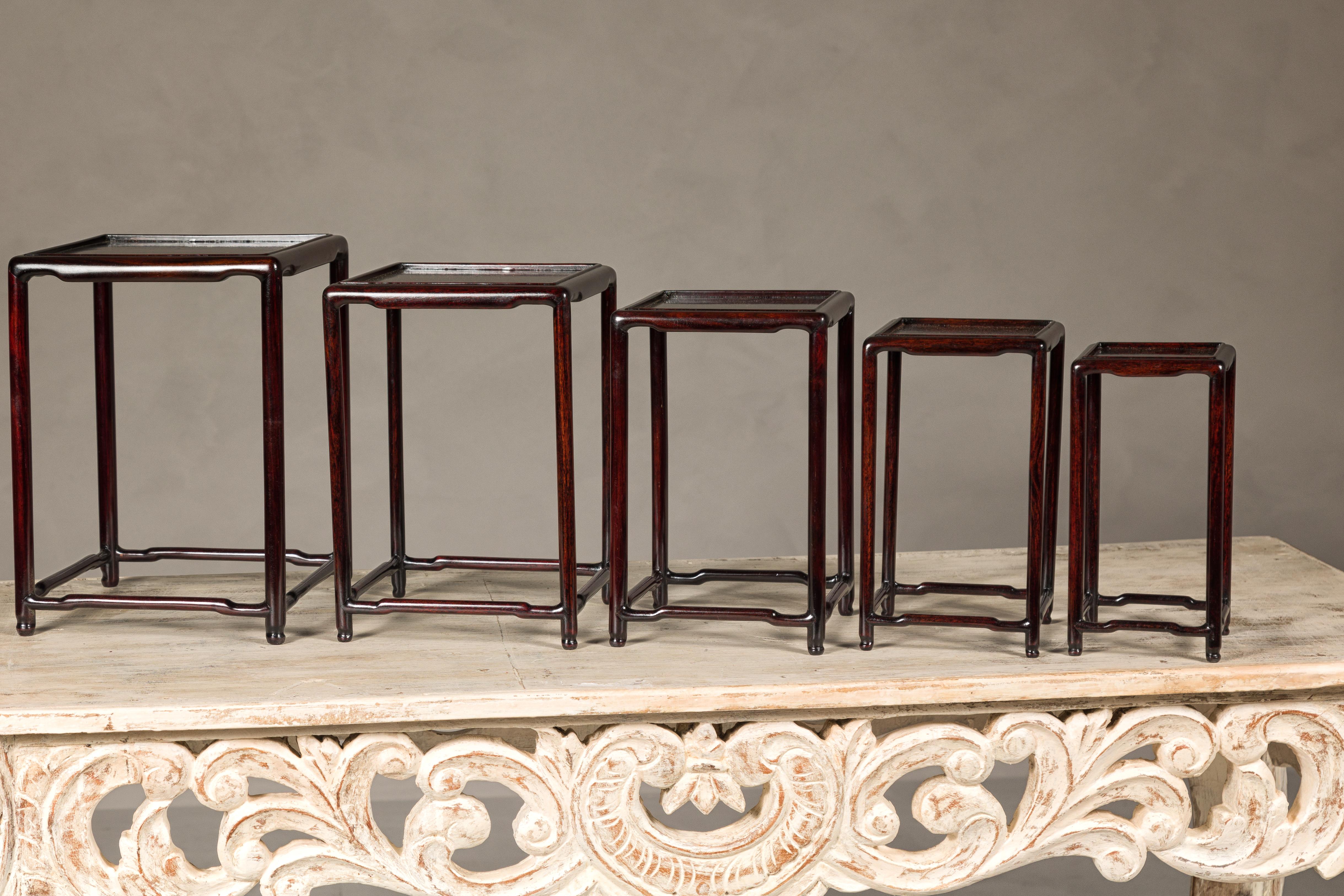 Bois de rose Ensemble de cinq tables gigognes de petite taille en bois de rose foncé avec brancards en vente