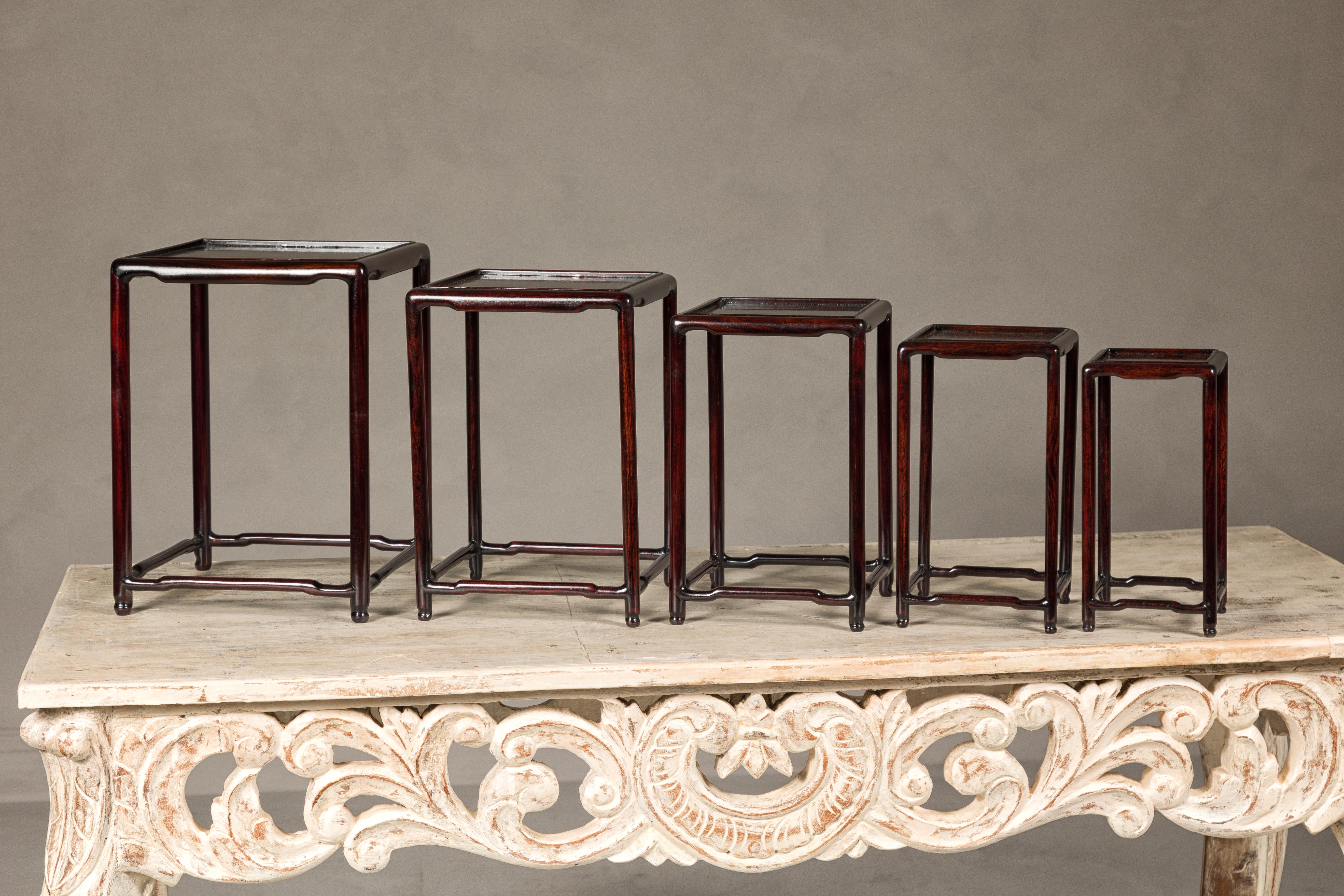 Ensemble de cinq tables gigognes de petite taille en bois de rose foncé avec brancards en vente 1