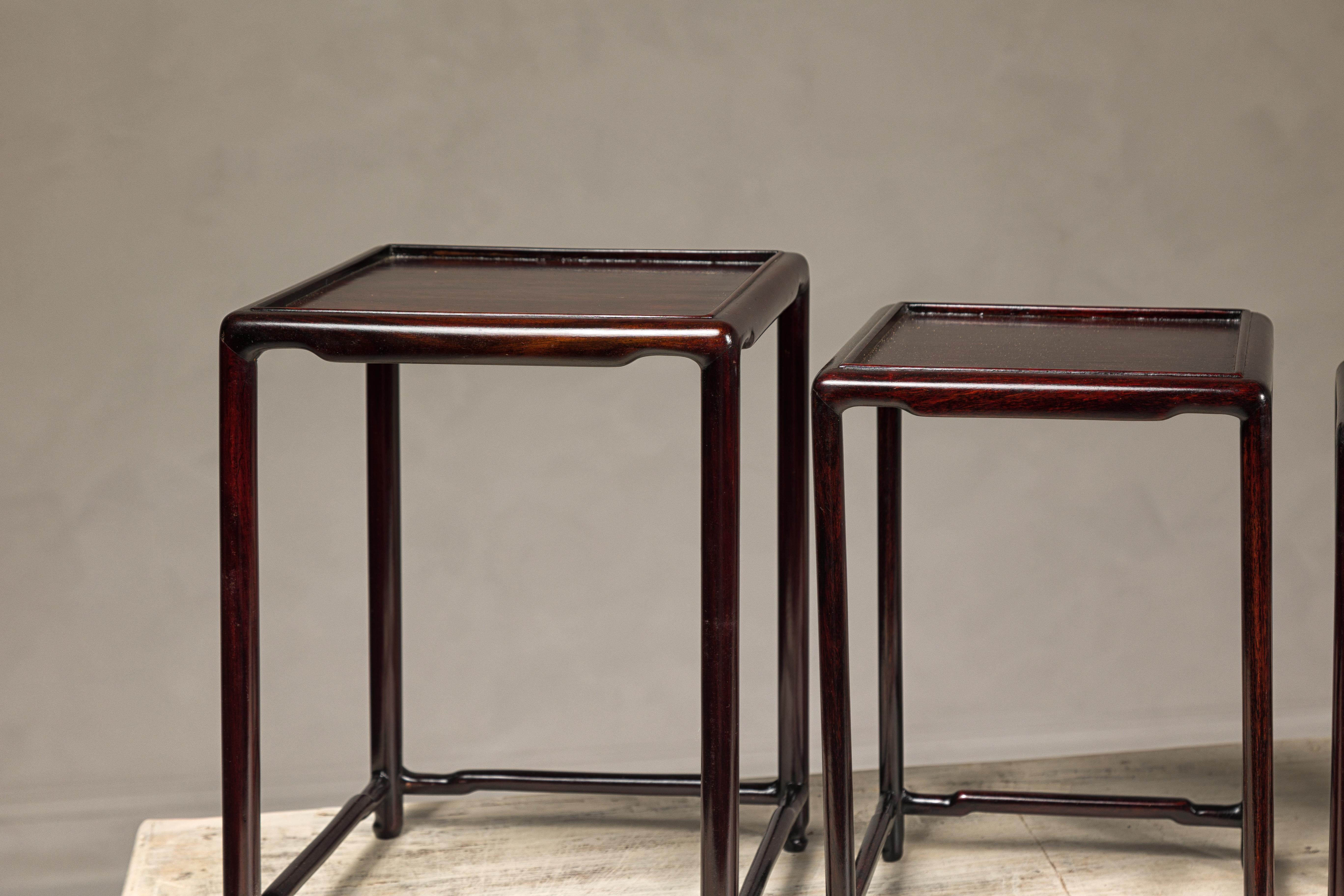 Ensemble de cinq tables gigognes de petite taille en bois de rose foncé avec brancards en vente 2