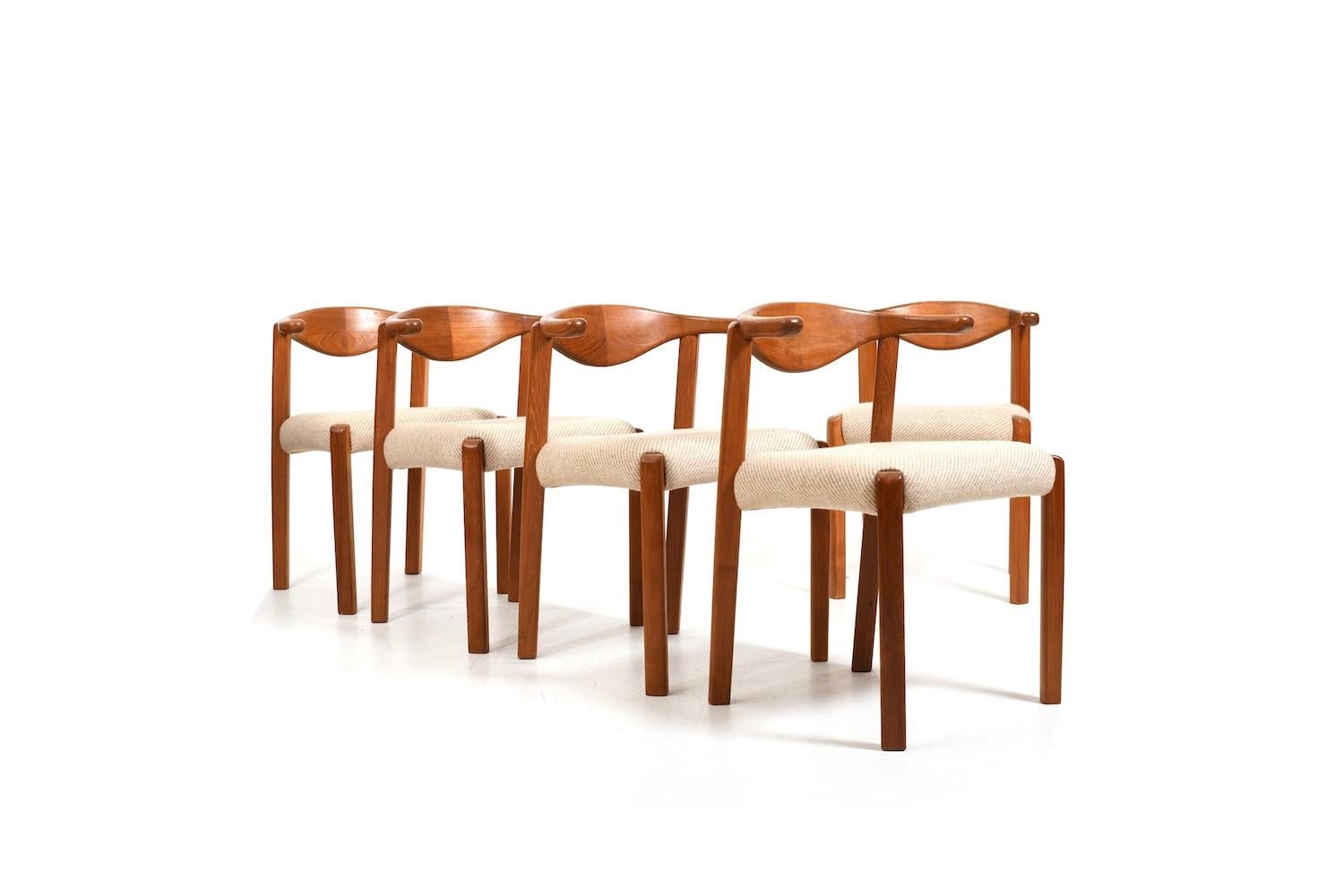 Set of 5 Dyrlund cowhorn chairs in solid teak. Seats in original woll fabric. Denmark 1970s. 