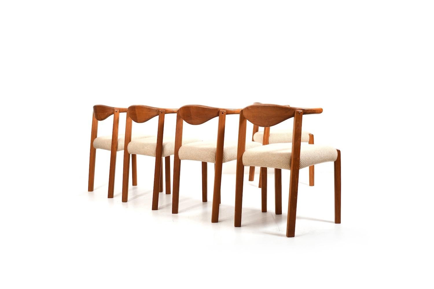 Scandinave moderne Ensemble de cinq chaises en teck massif à corne de vache par Dyrlund Denmark en vente