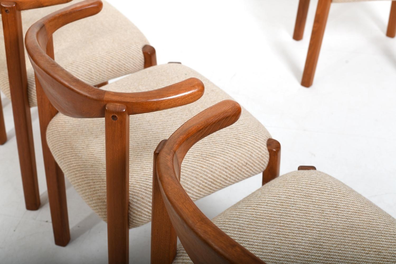 Danois Ensemble de cinq chaises en teck massif à corne de vache par Dyrlund Denmark en vente