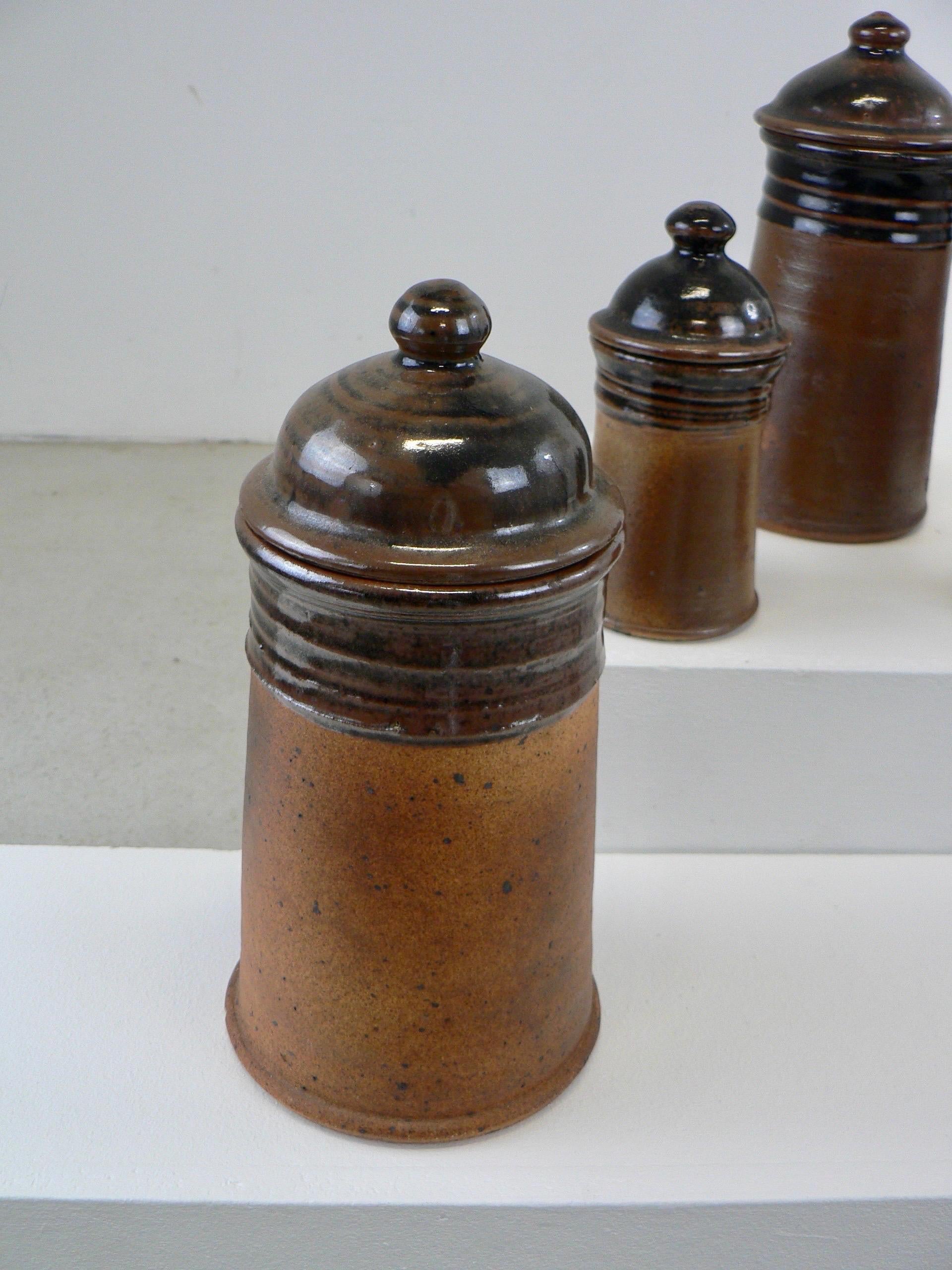 A set of five spice jars with their lids, crafted by Pierre Digan and Jeanette Stedman in their workshop in La Borne, France, in 1970.

Sizes:
Height: 24, 22, 16 and 15 cm.
Diameter: 12, 11 and 8 cm.
