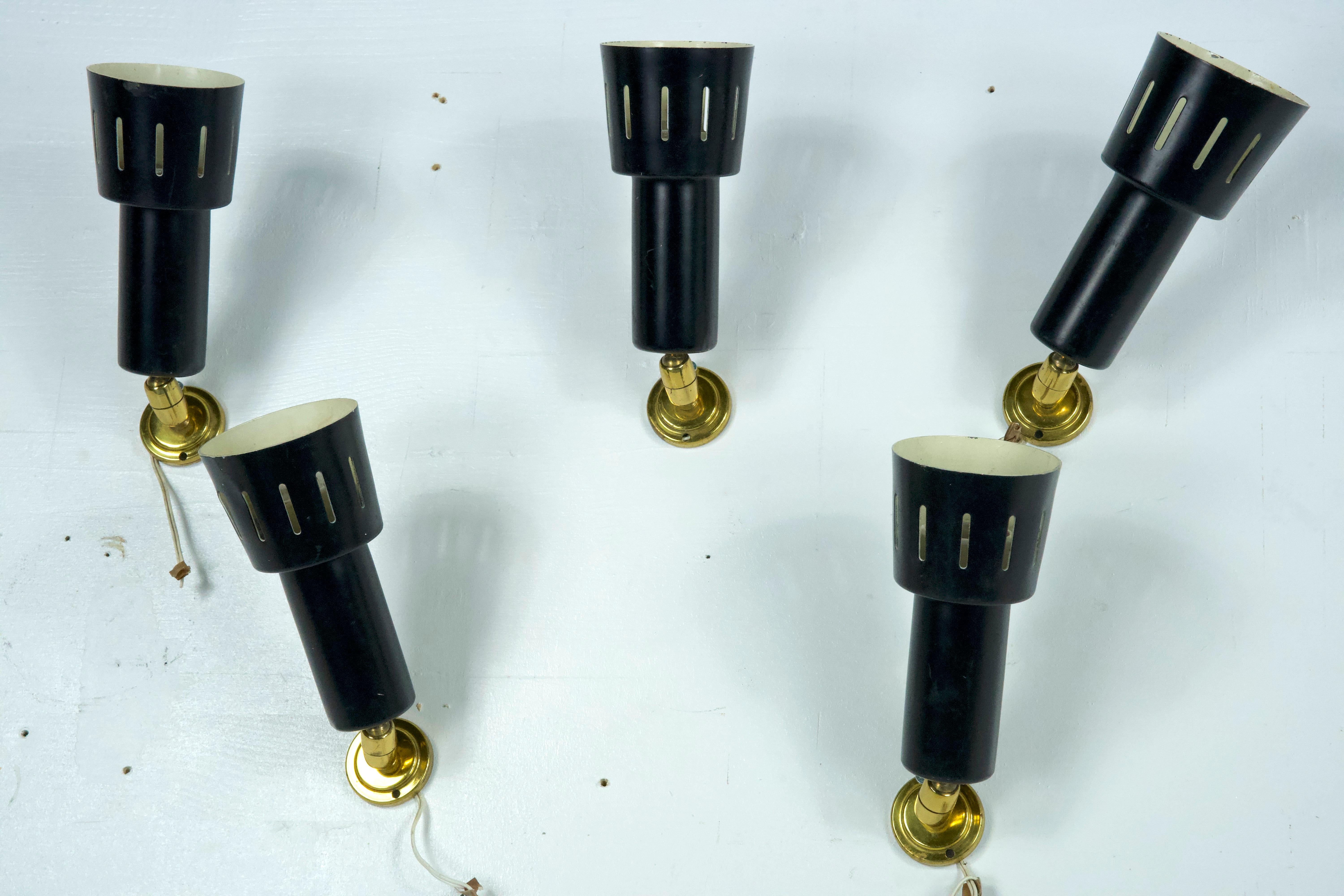 Set of five Stilnovo manner spotlights in brass and lacquered metal. Italy 1960s For Sale 6