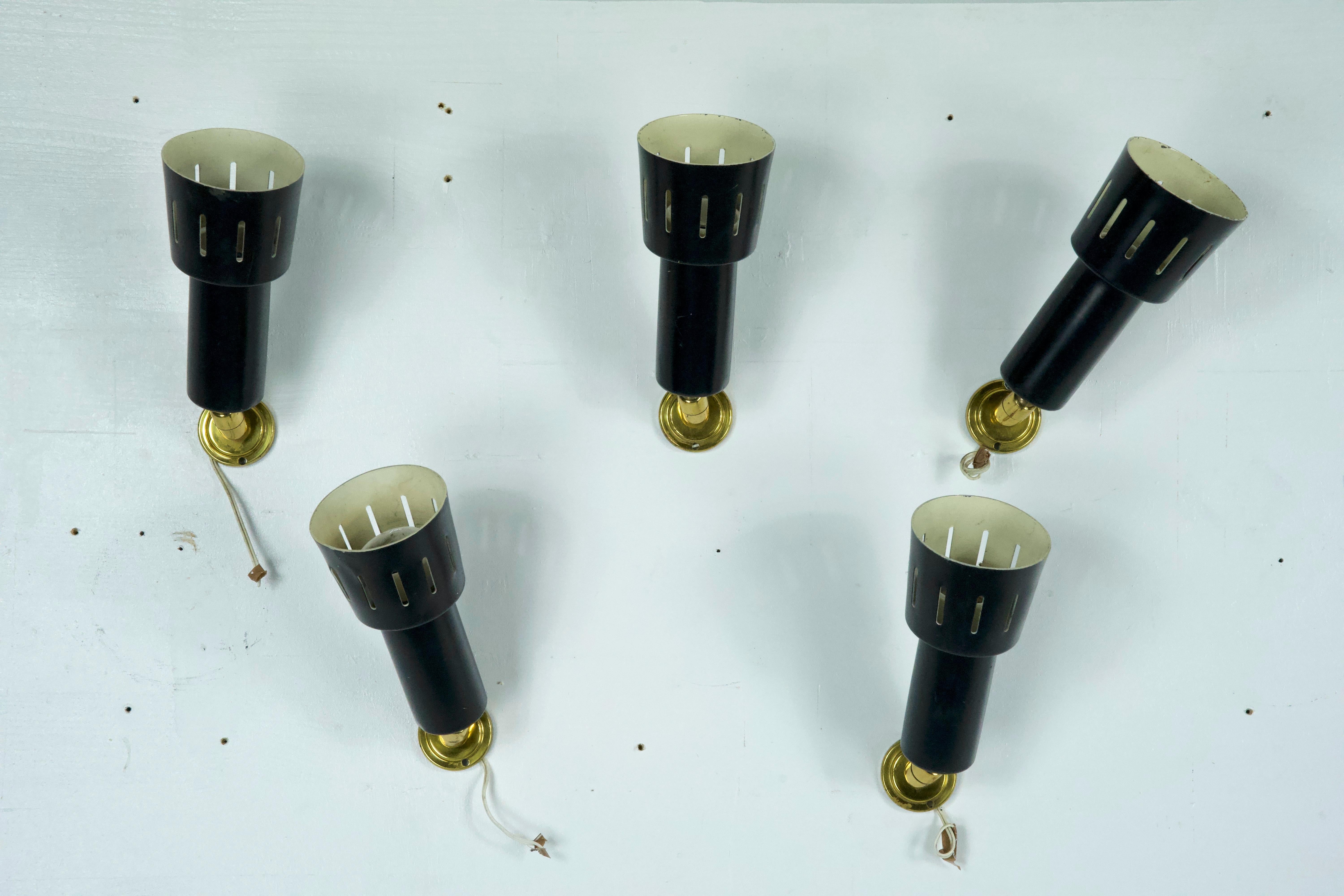 Set of five spotlights in lacquered metal and brass produced in the manner of Stilnovo during the 60s. No label or mark. Original vintage condition with trace of age and use. Brass in patina, scratches on the lacquered parts. Full working with EU