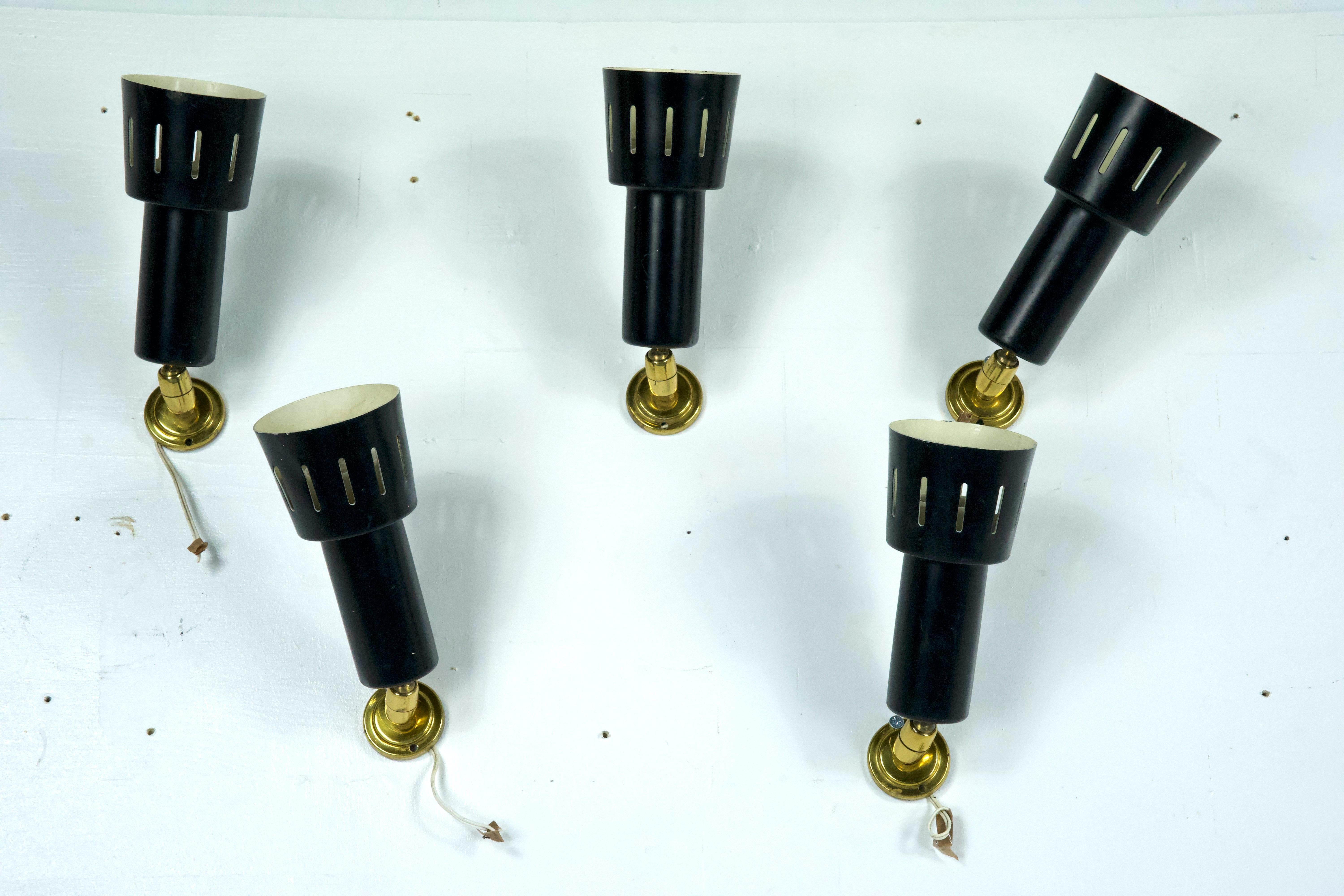 Set of five Stilnovo manner spotlights in brass and lacquered metal. Italy 1960s For Sale 17