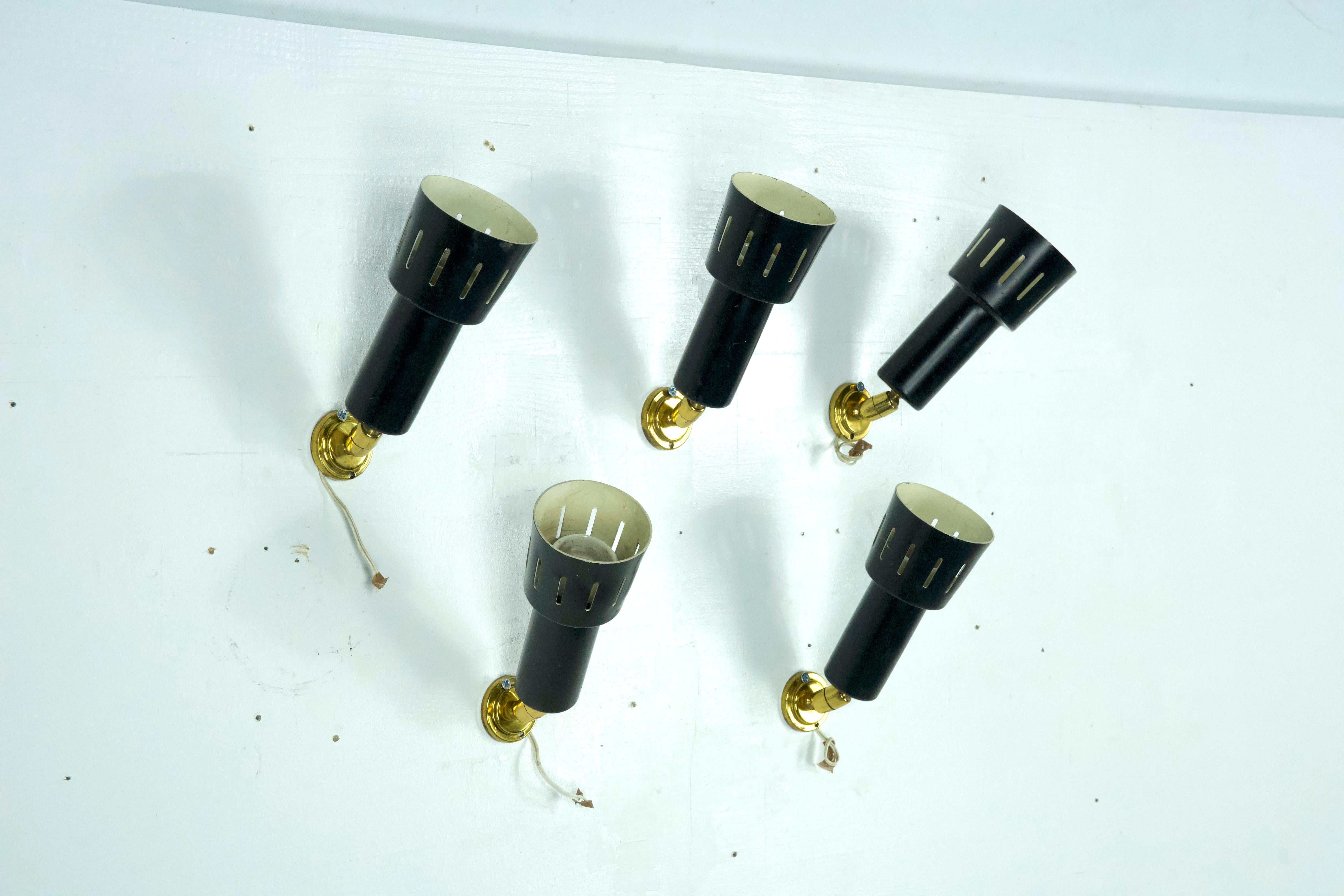 Set of five Stilnovo manner spotlights in brass and lacquered metal. Italy 1960s For Sale 18