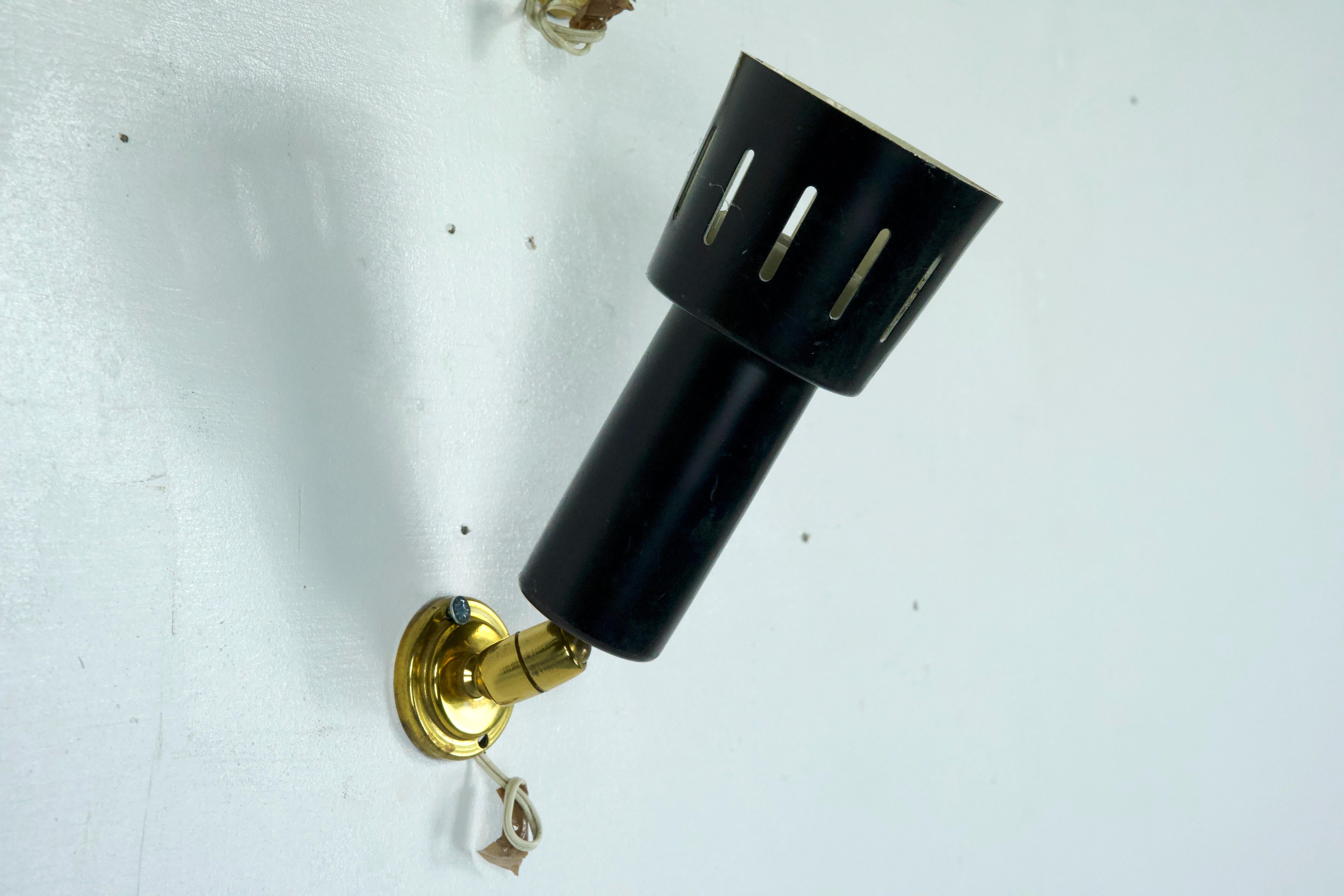 Set of five Stilnovo manner spotlights in brass and lacquered metal. Italy 1960s For Sale 27