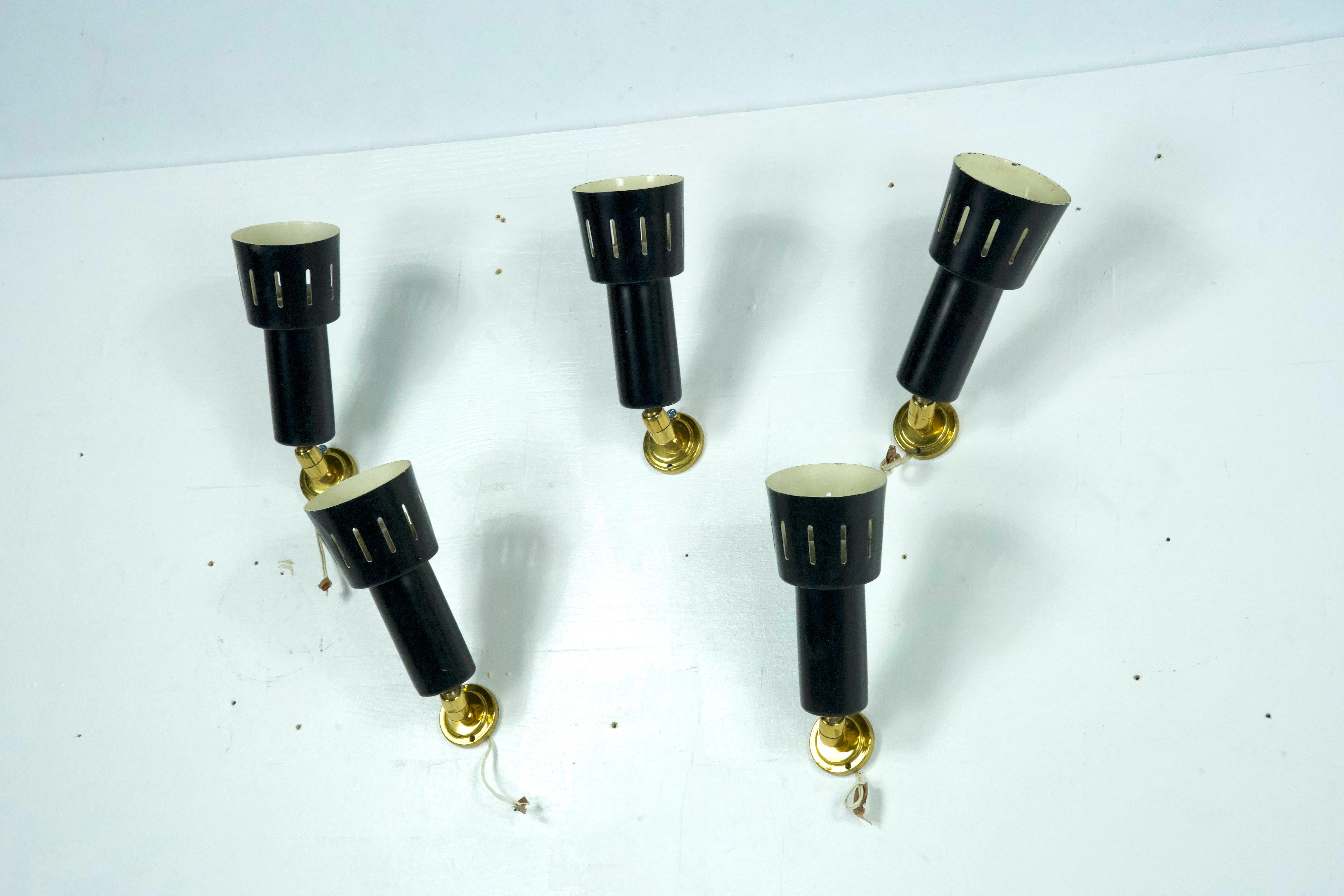 Italian Set of five Stilnovo manner spotlights in brass and lacquered metal. Italy 1960s For Sale