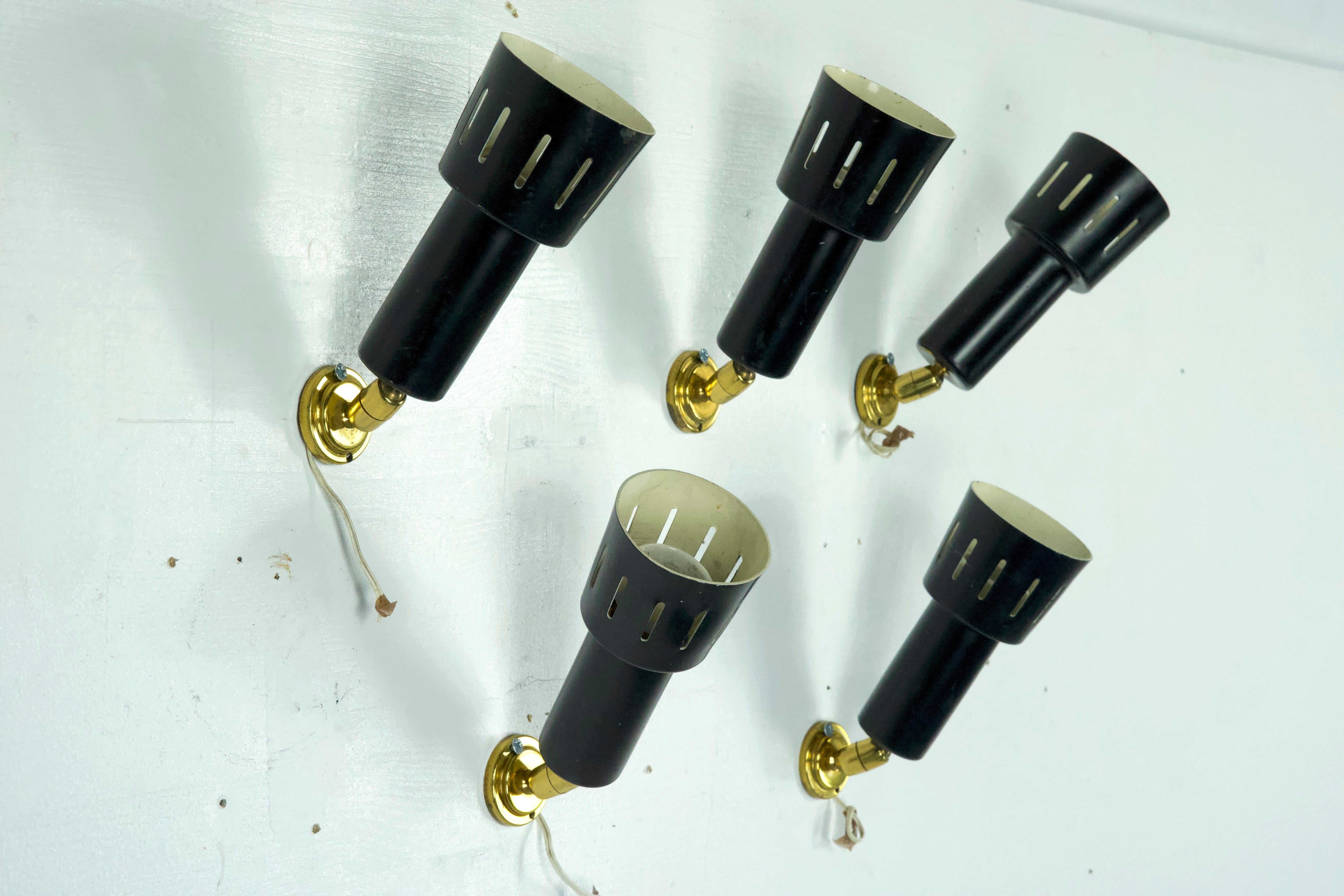 20th Century Set of five Stilnovo manner spotlights in brass and lacquered metal. Italy 1960s For Sale