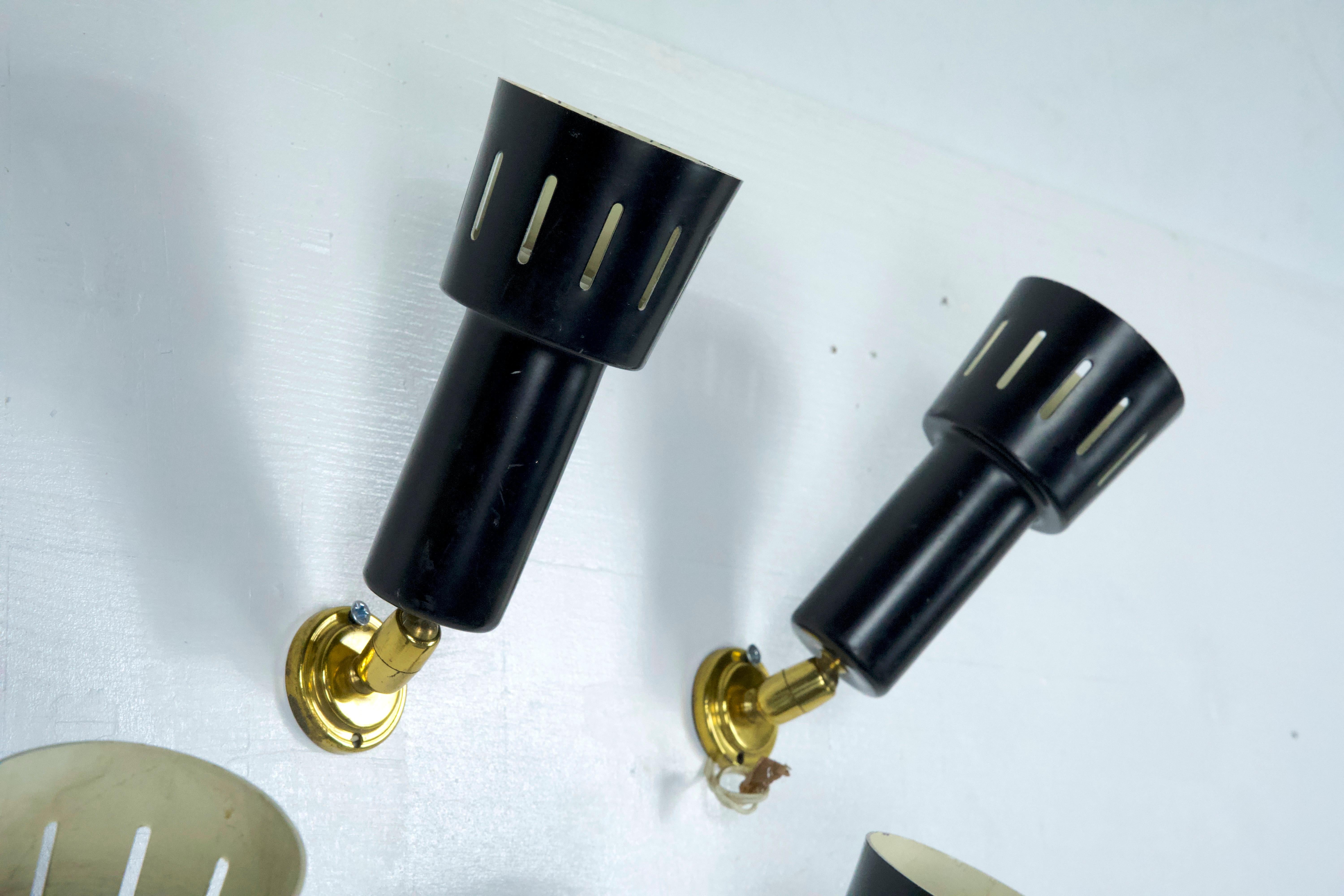 Brass Set of five Stilnovo manner spotlights in brass and lacquered metal. Italy 1960s For Sale