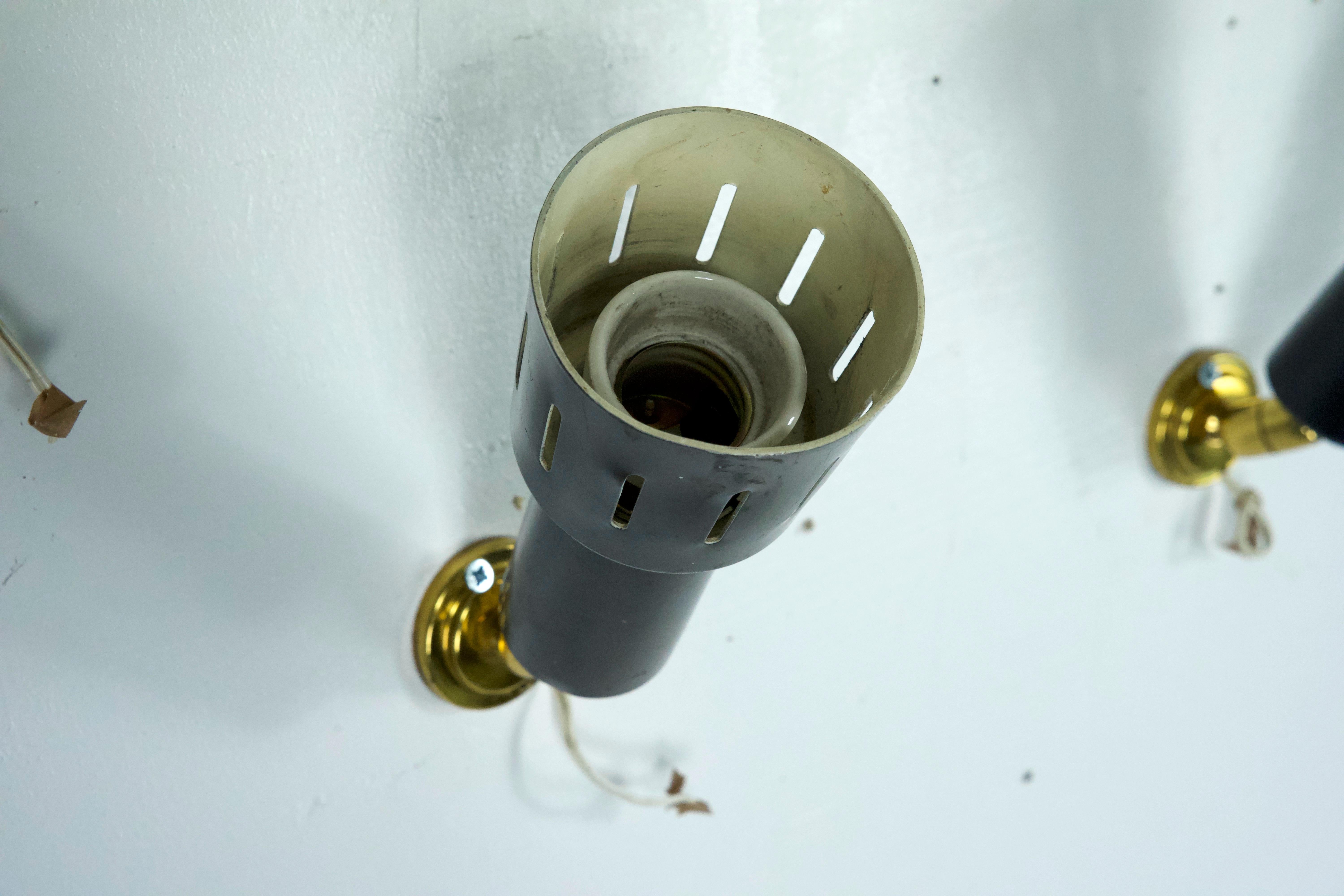 Set of five Stilnovo manner spotlights in brass and lacquered metal. Italy 1960s For Sale 1