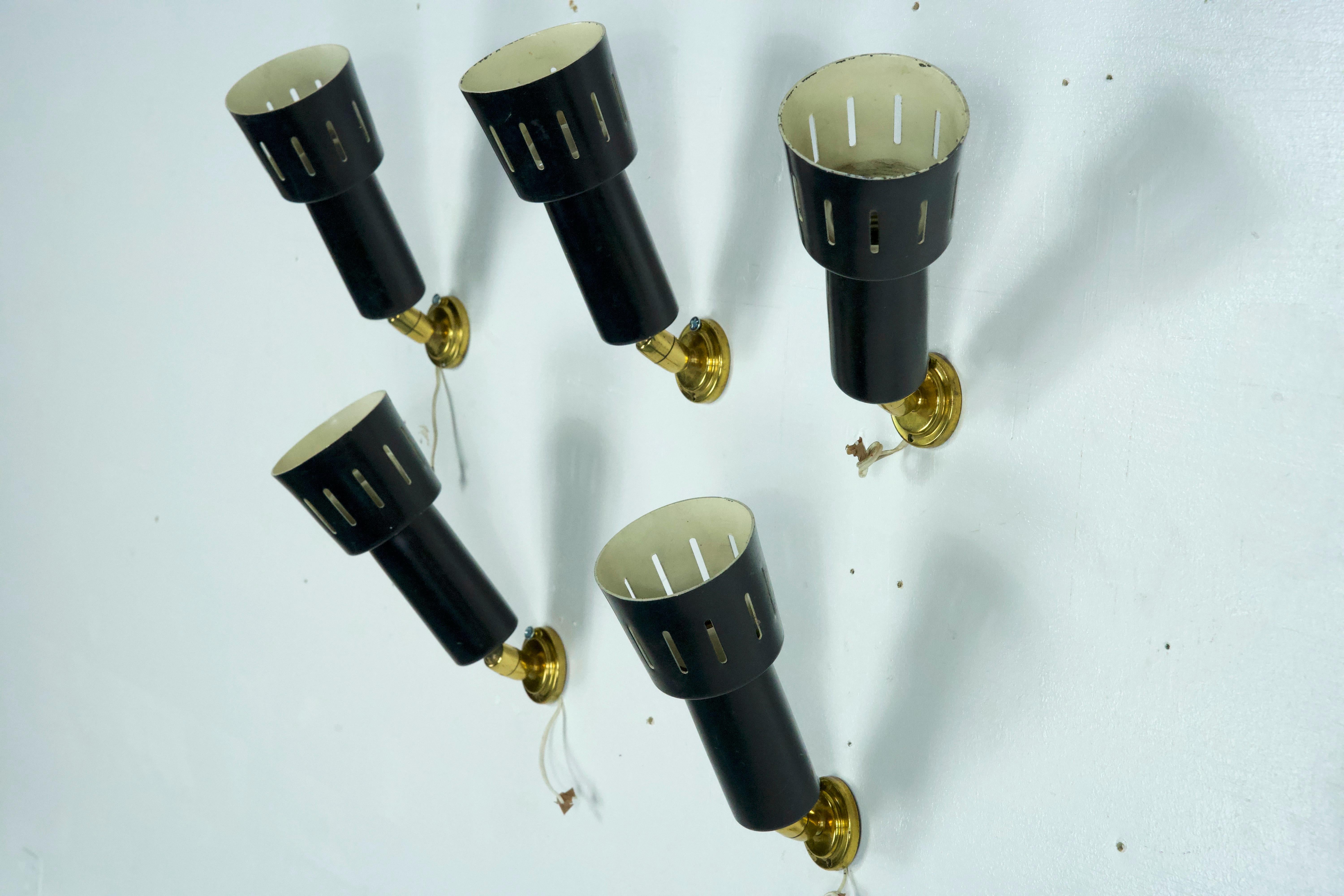 Set of five Stilnovo manner spotlights in brass and lacquered metal. Italy 1960s For Sale 2