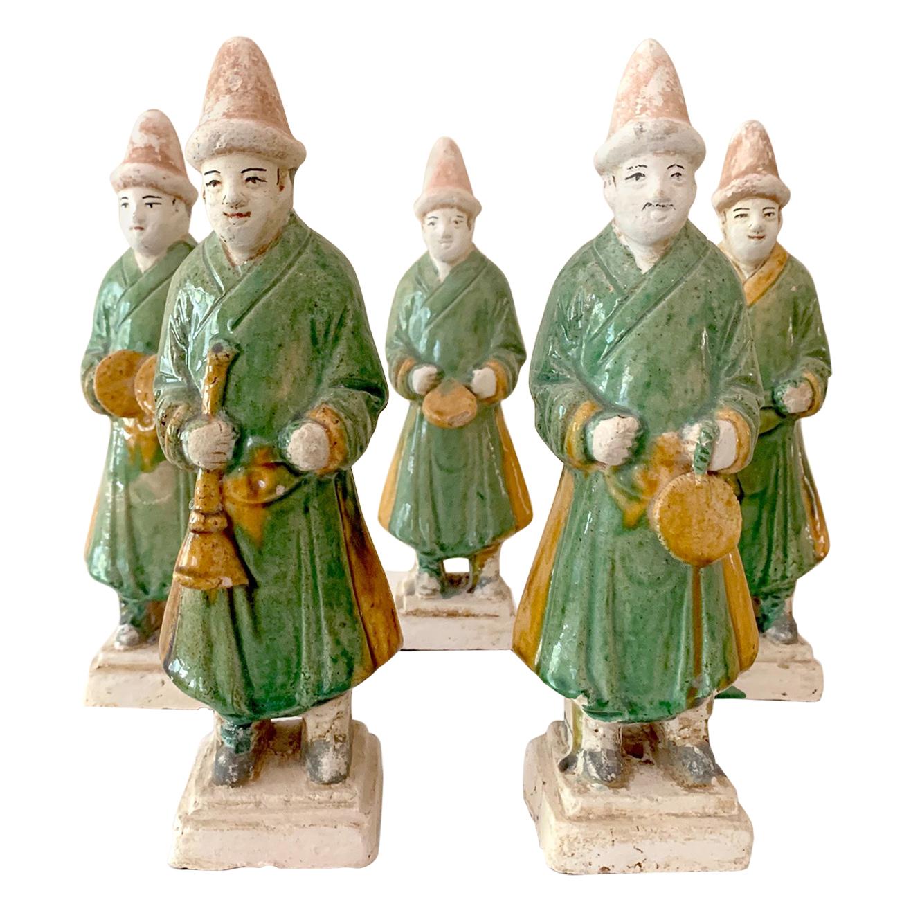 Ensemble de cinq statuettes en grès de musiciens de la dynastie Ming