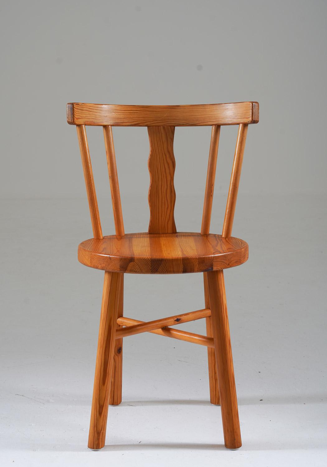 Wir präsentieren ein exquisites Ensemble von fünf Stühlen aus Kiefernholz, die von den geschätzten Handwerkern von Steneby Hemslöjd, Schweden, hergestellt wurden. Jeder Stuhl verkörpert den Inbegriff akribischer Kunstfertigkeit, die sich in jedem