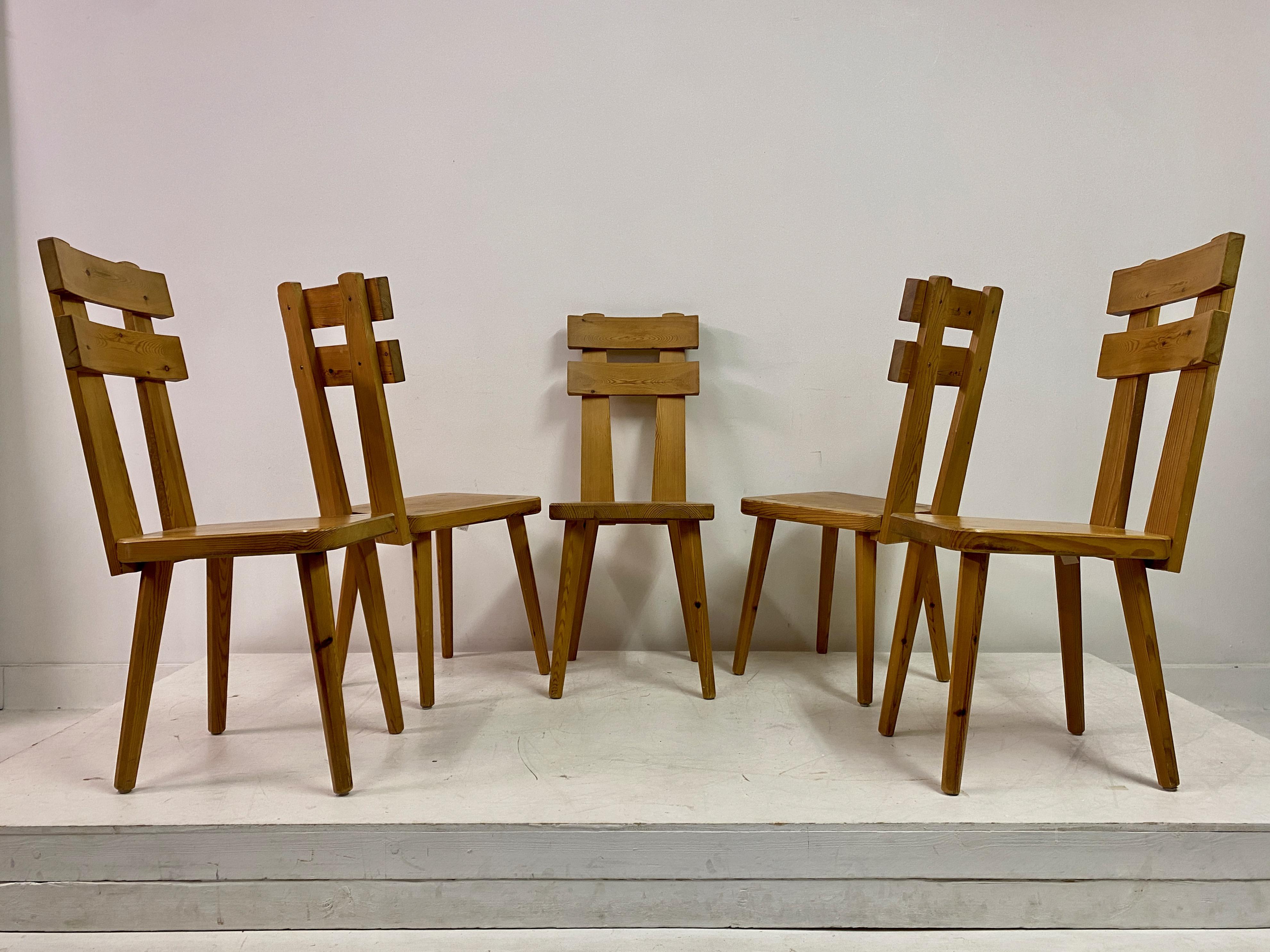 Ensemble de cinq chaises de salle à manger suédoises en pin en vente 3