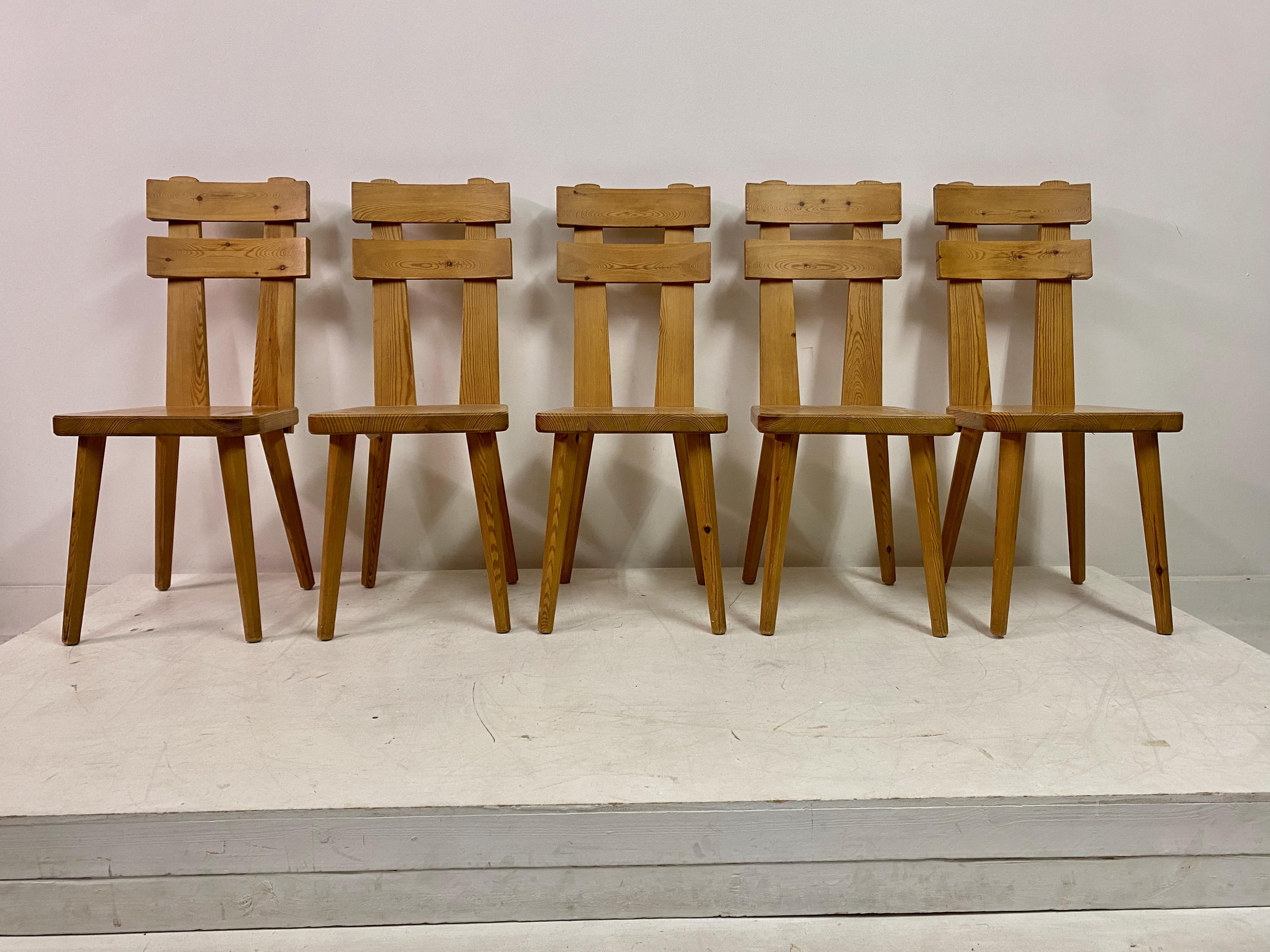 Set di cinque sedie da pranzo

Pino

Schiena alta

Raccordi in ottone

Svezia anni '70