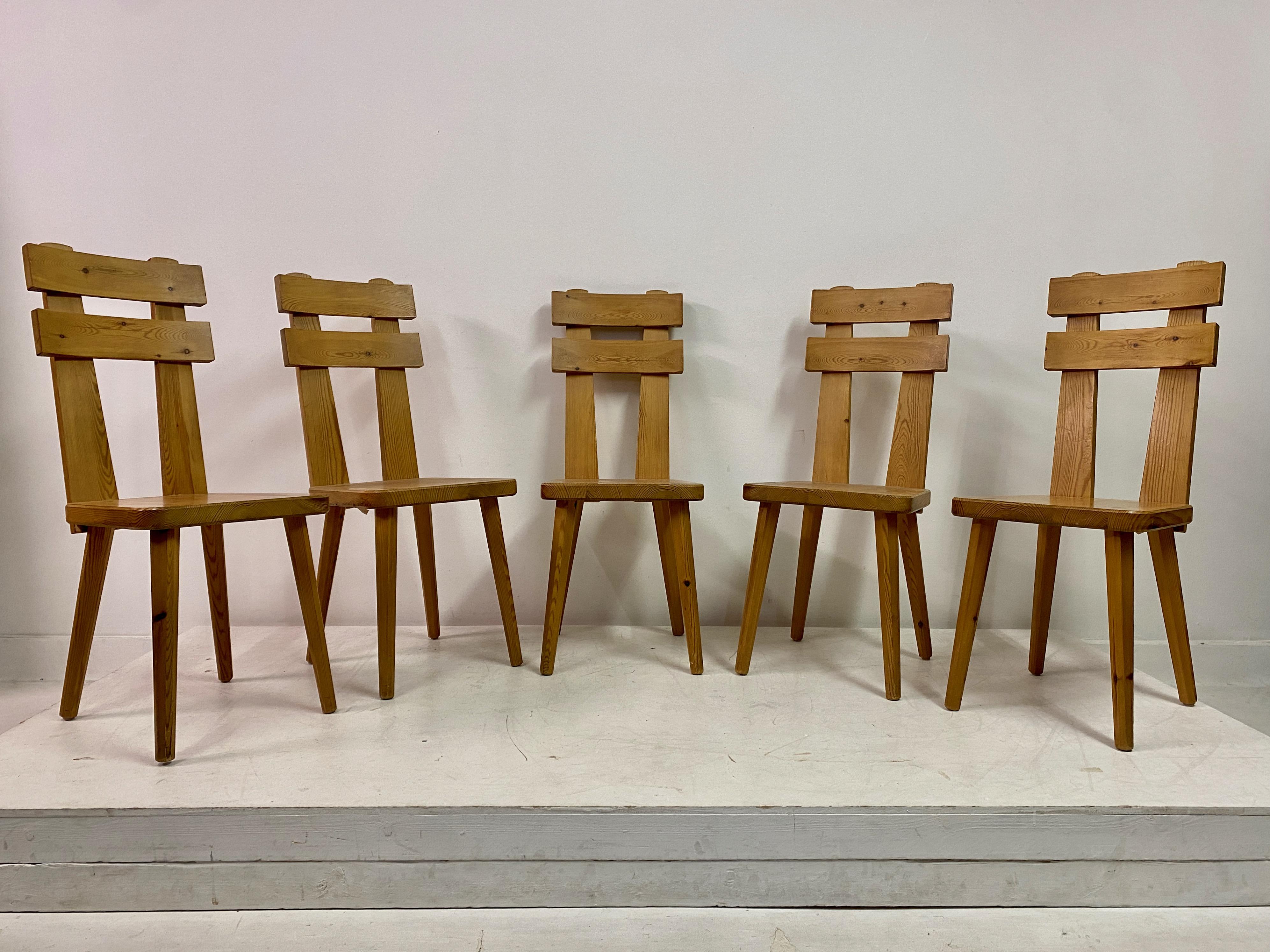 Mid-Century Modern Ensemble de cinq chaises de salle à manger suédoises en pin en vente