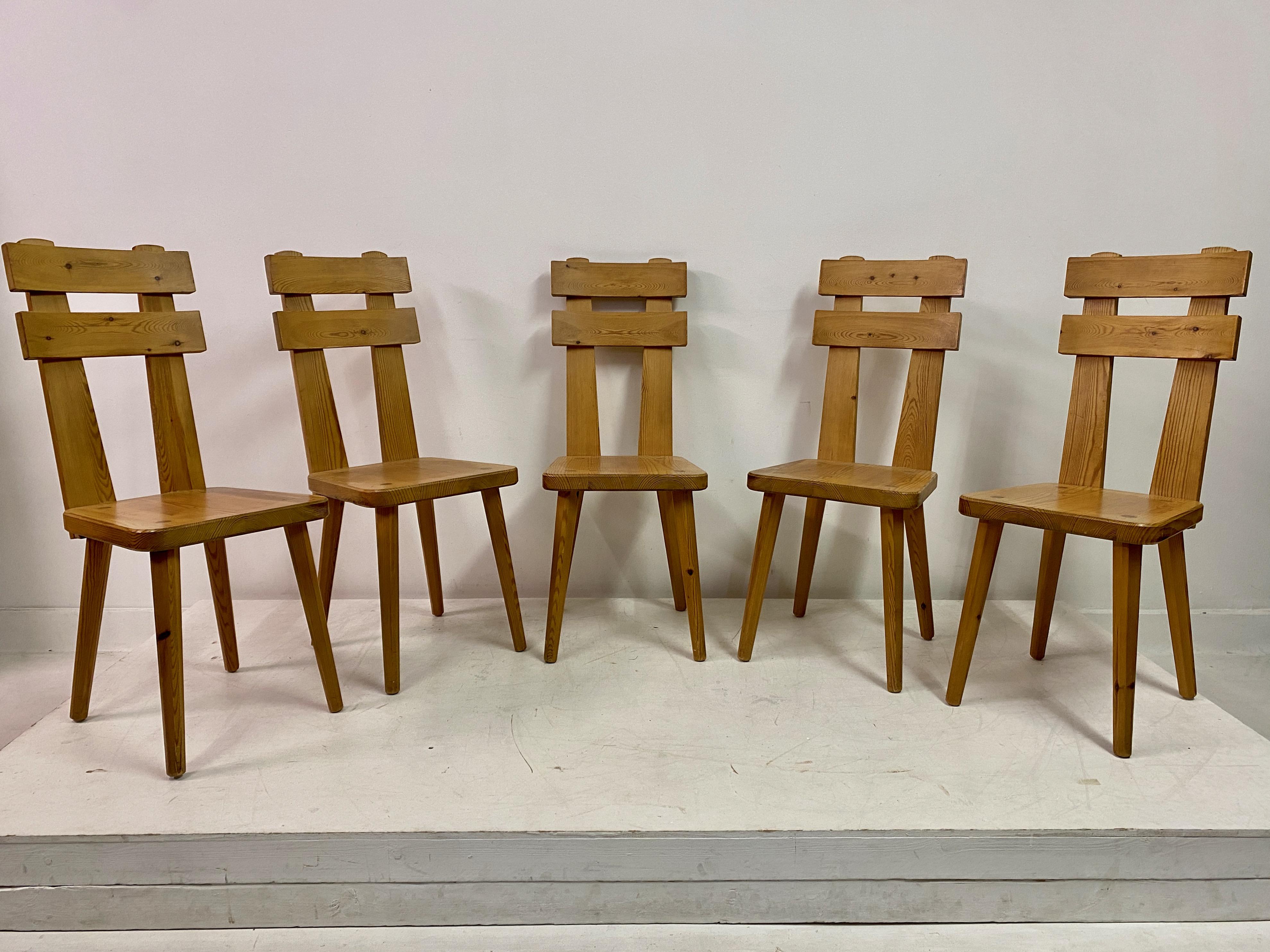 Suédois Ensemble de cinq chaises de salle à manger suédoises en pin en vente