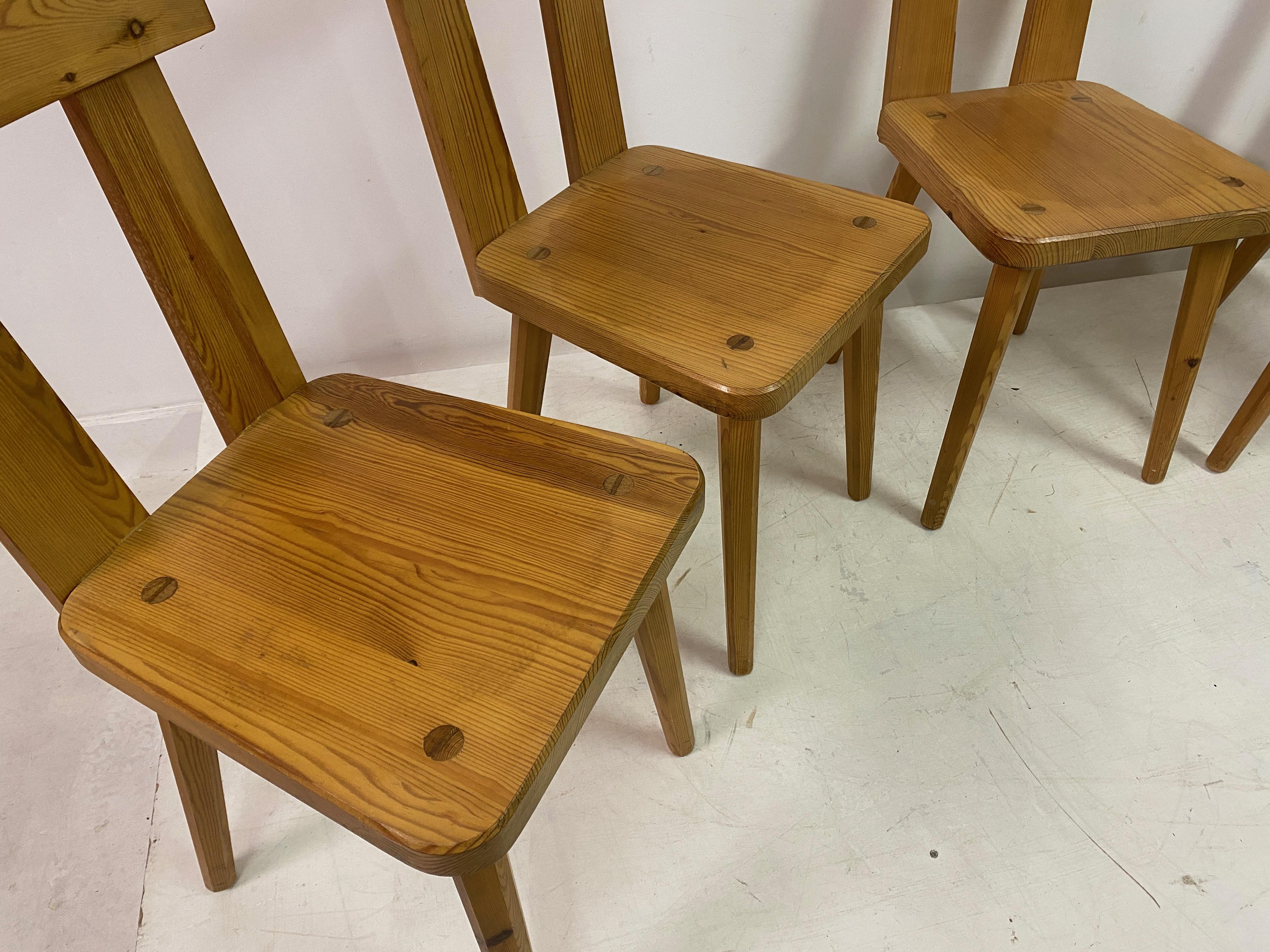 20ième siècle Ensemble de cinq chaises de salle à manger suédoises en pin en vente