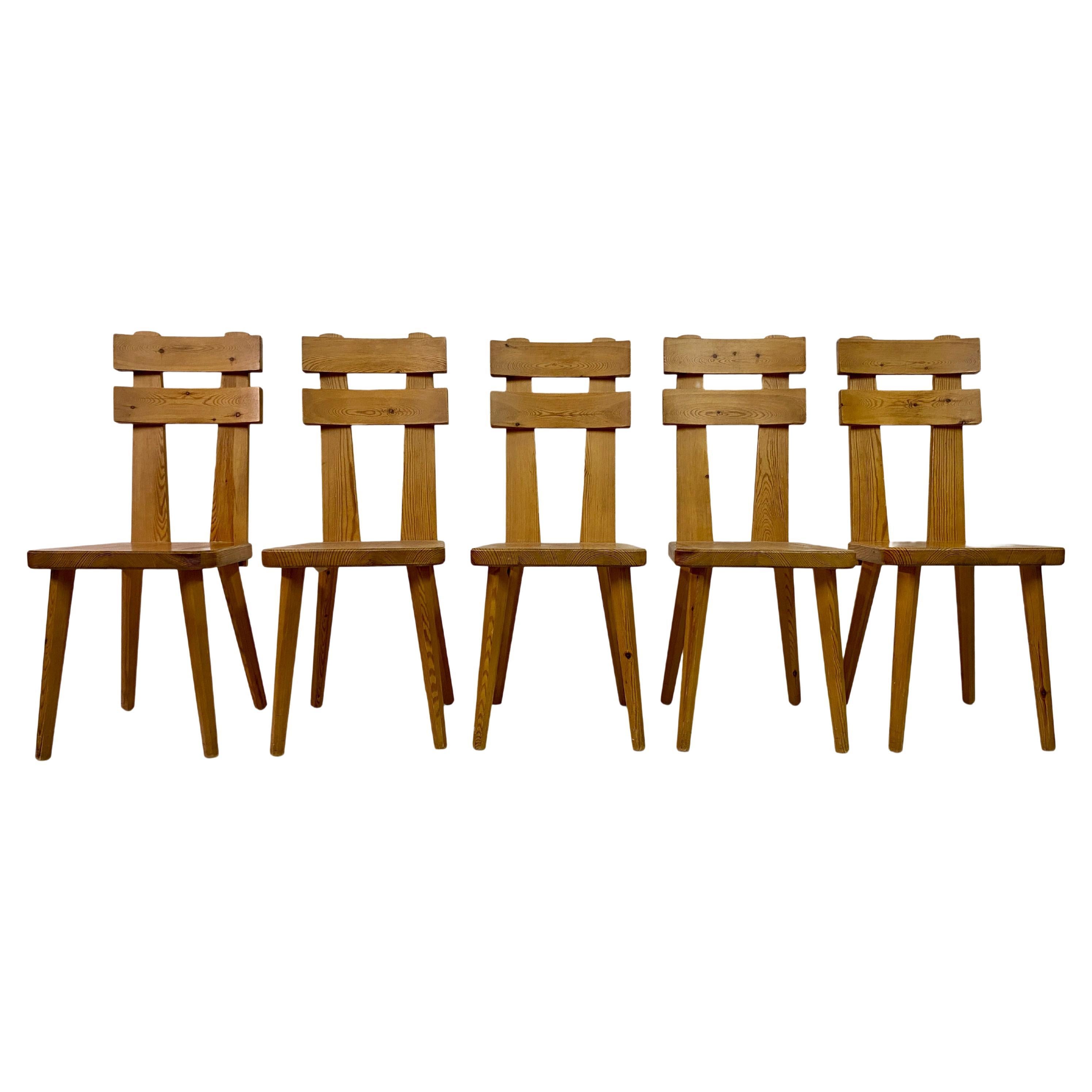 Ensemble de cinq chaises de salle à manger suédoises en pin en vente
