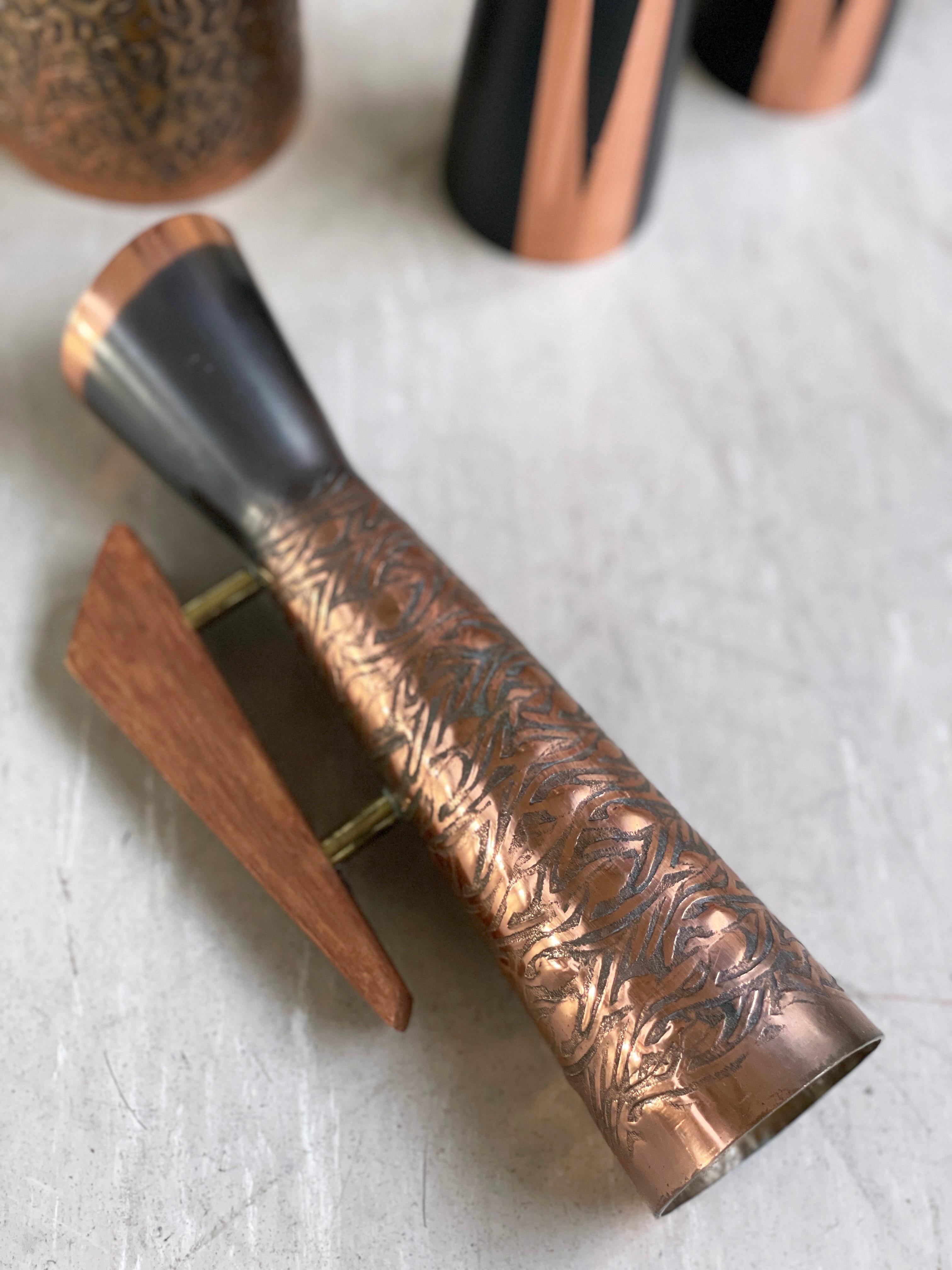 Satz von fünf Schweizer dekorativen brutalistischen Kupfervasen im Angebot 4