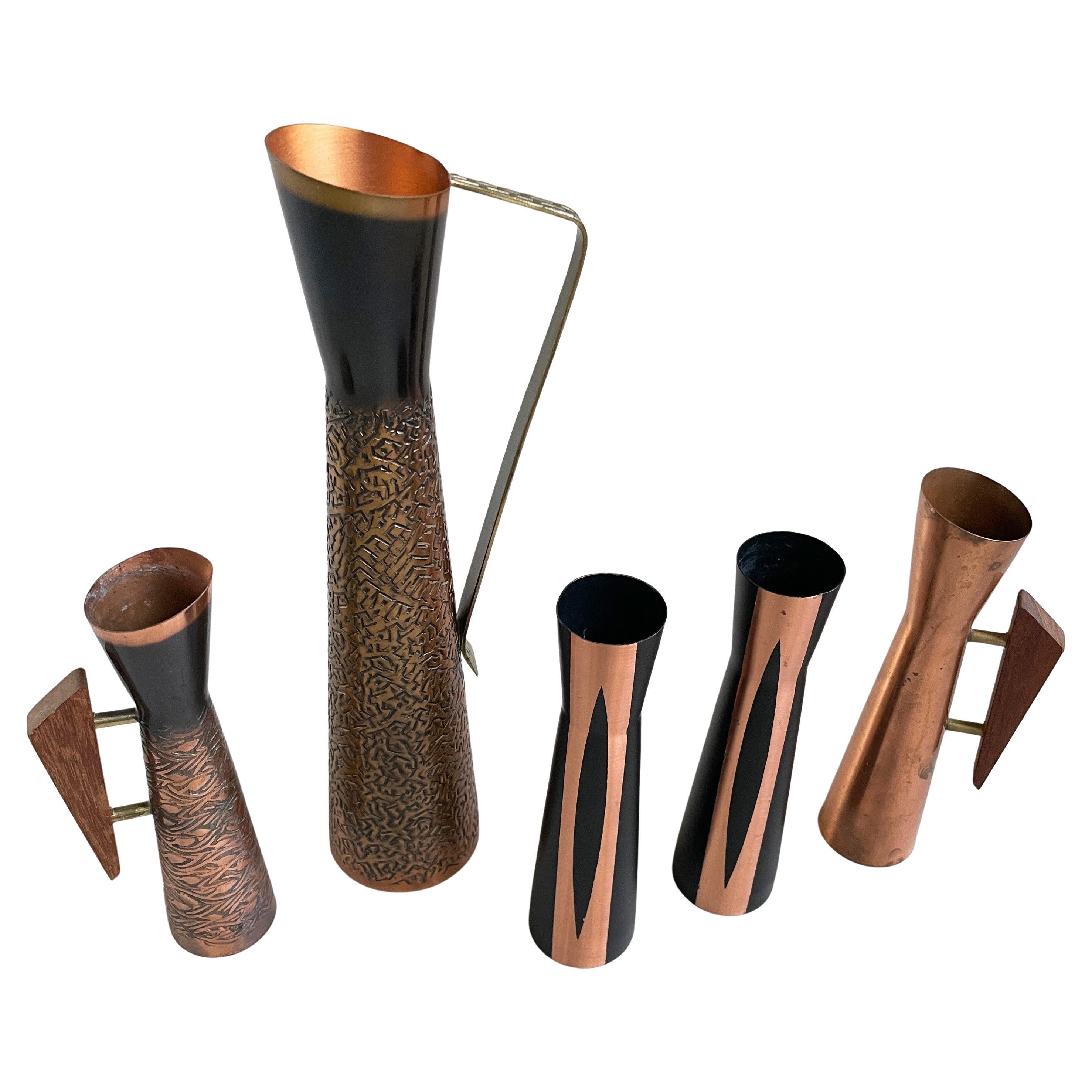 Satz von fünf dekorativen Vasen und Krügen im Brutalismus aus den 1960er Jahren. Hergestellt in der Schweiz. Unterschiedliche Größen, wobei das größte Stück 34 cm misst. Zwei Krüge mit Teakholzgriffen.
Alle in erstklassigem Zustand mit geringen oder