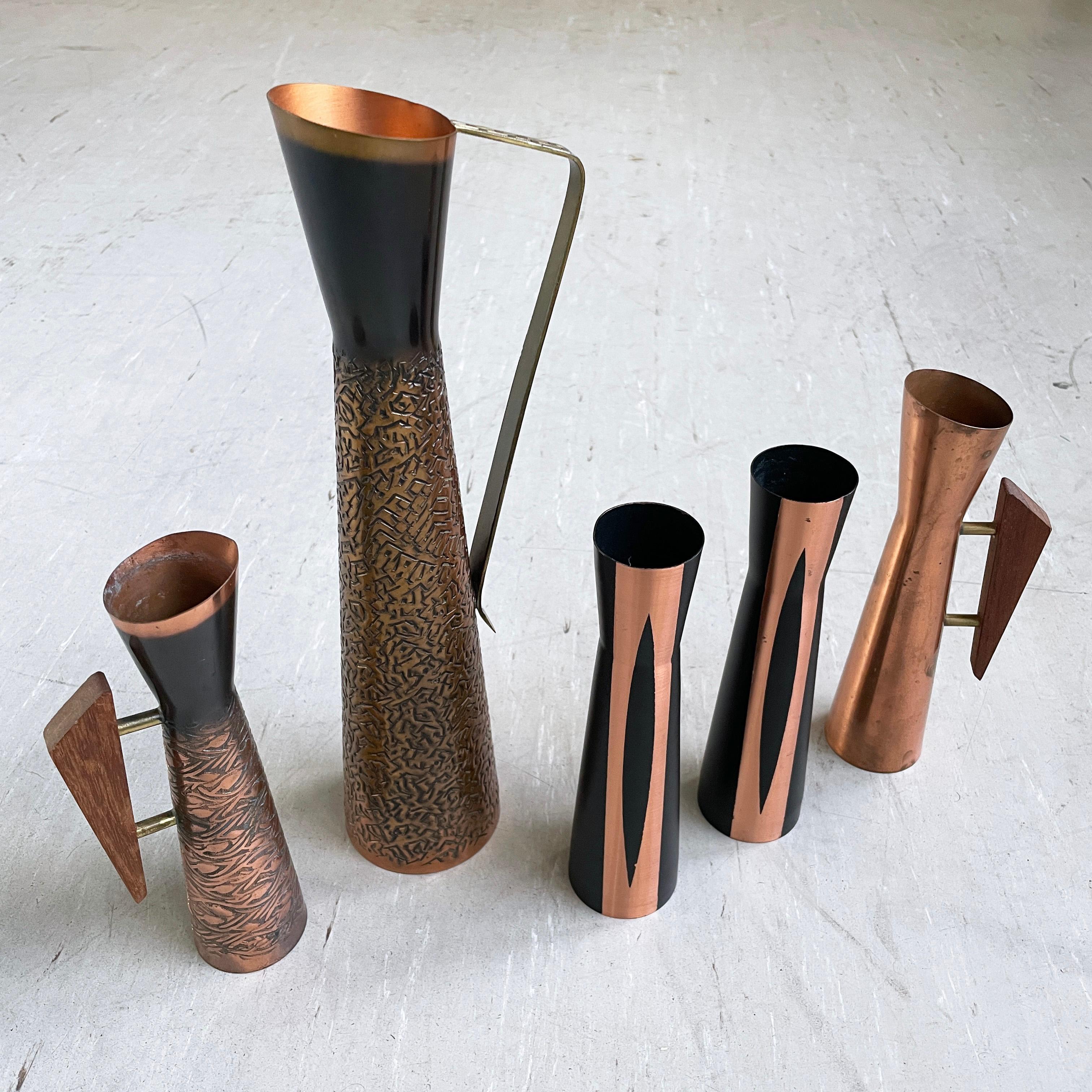 Satz von fünf Schweizer dekorativen brutalistischen Kupfervasen (Brutalismus) im Angebot