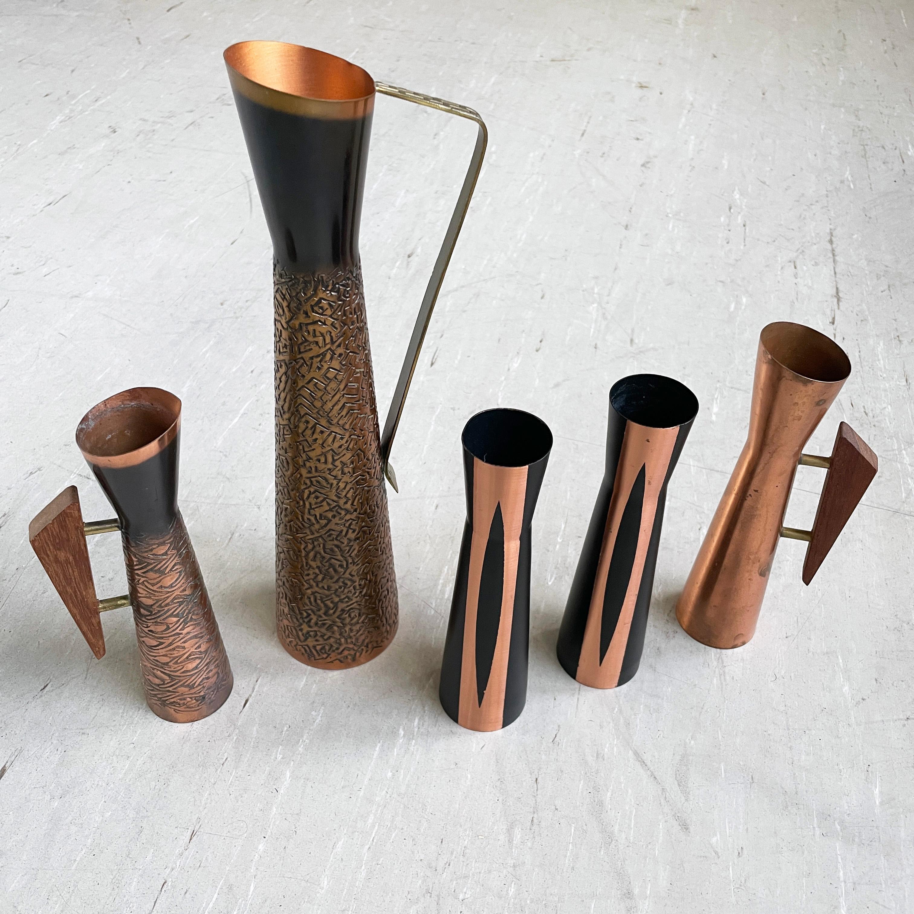 Satz von fünf Schweizer dekorativen brutalistischen Kupfervasen (Schweizerisch) im Angebot